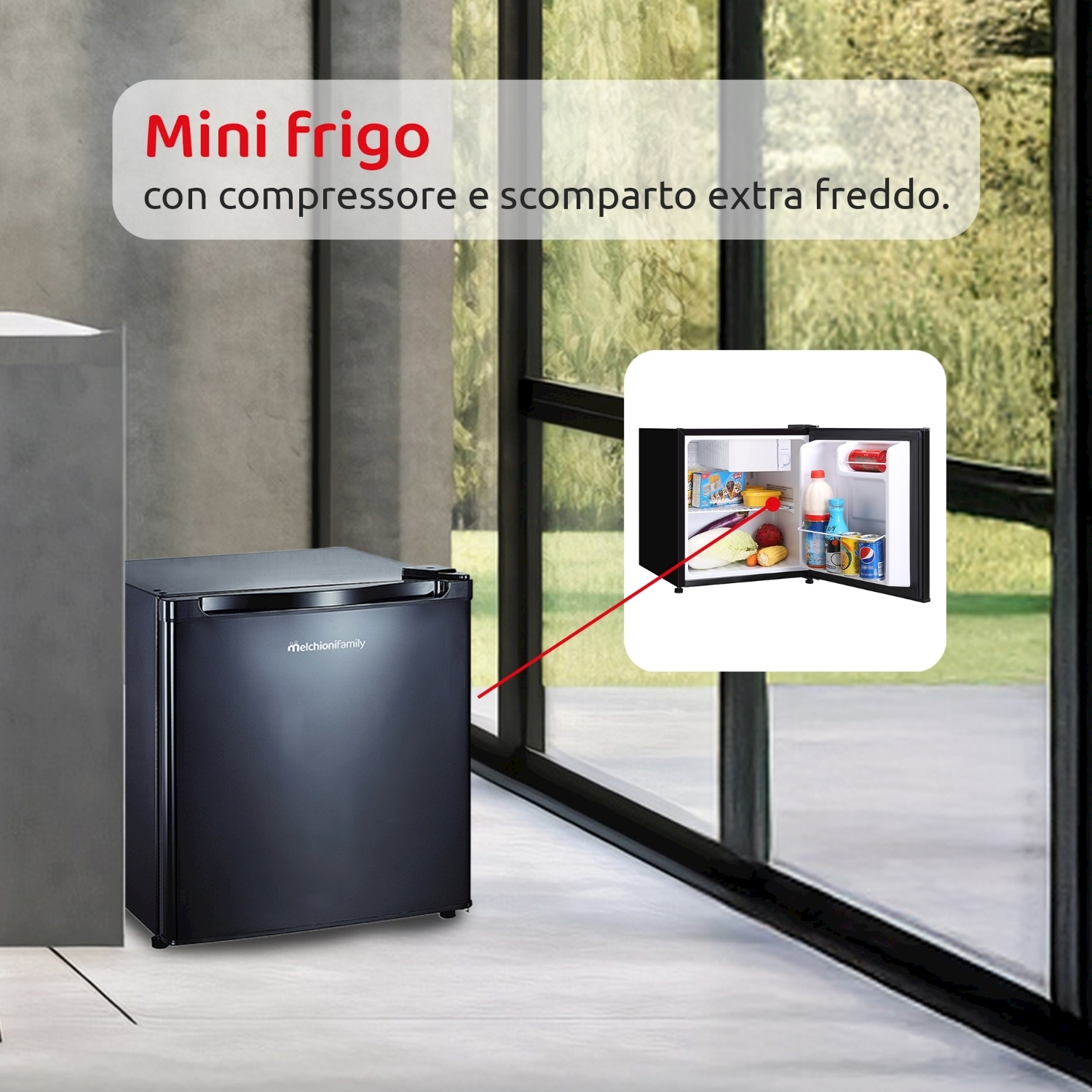 Un mini frigo nero su pavimento bianco. La porta del frigo è aperta, rivelando cibo. Sullo sfondo una finestra con vista.