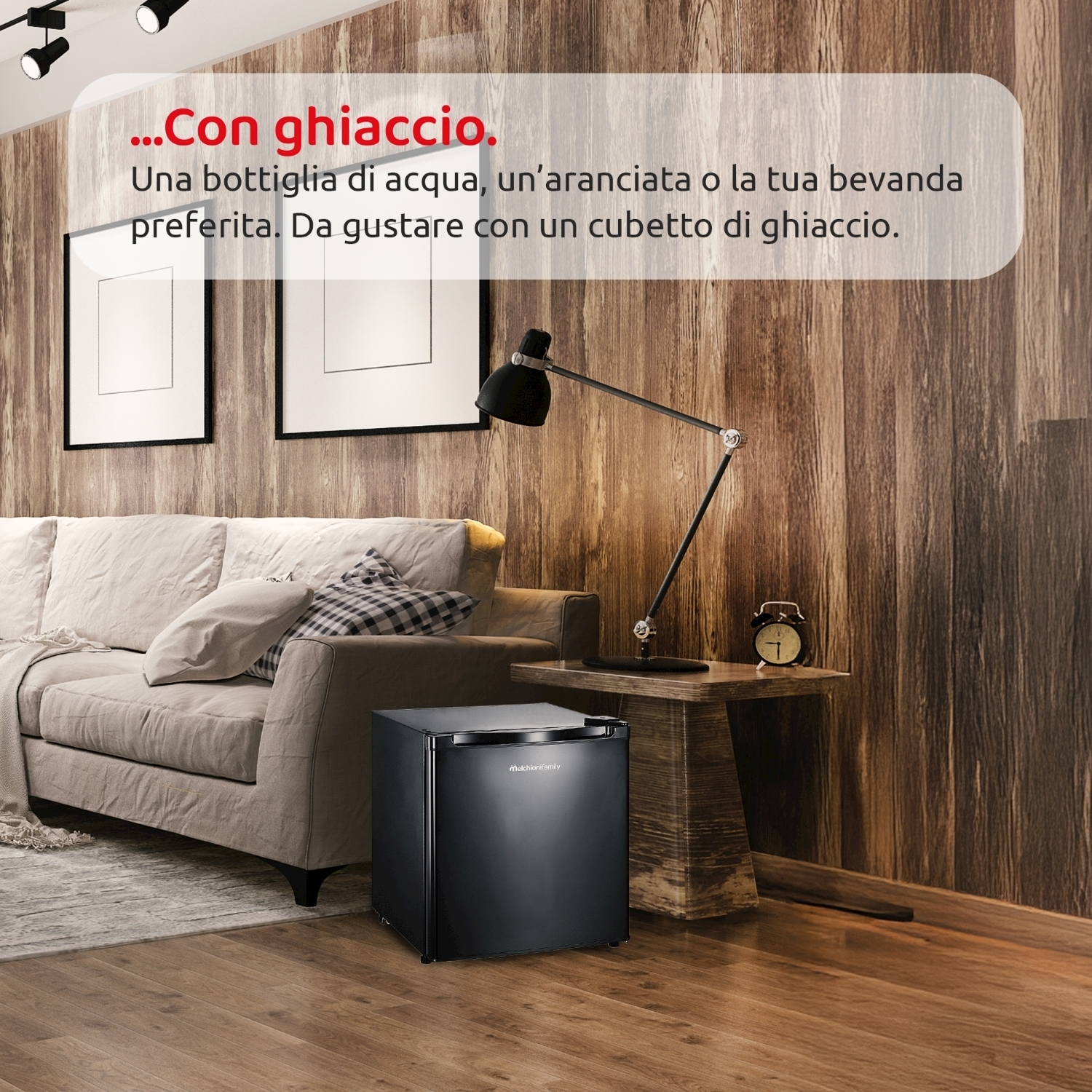 Una stanza con un mini-frigo, divano, lampada e parete in legno. Il testo in italiano recita 'Con ghiaccio'.