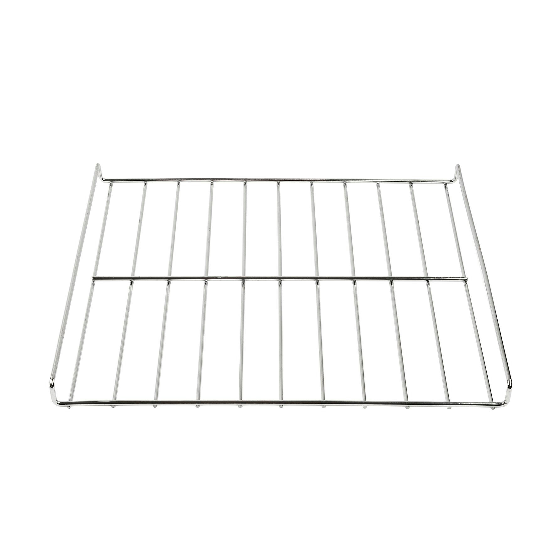 Ein Metall-Backofengitter vor weißem Hintergrund. Es ist ein rechteckiges Gitter aus dünnen, glänzenden Metallstäben.