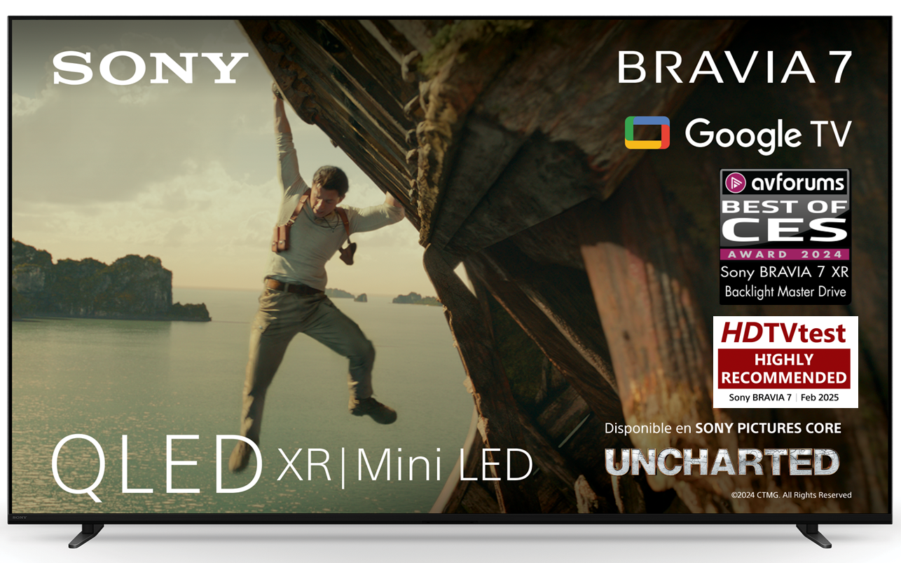 Un hombre colgado de una estructura de madera sobre el agua. Anuncio de TV Sony Bravia 7 que anuncia QLED XR Mini LED y la película Uncharted.