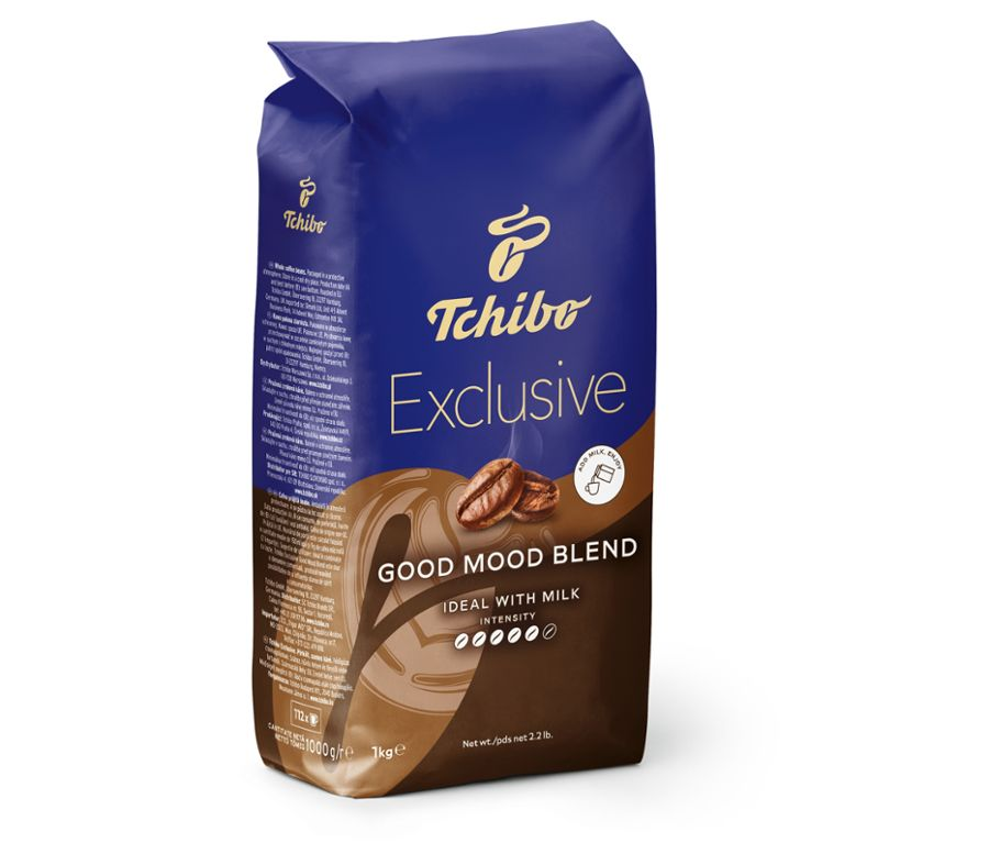 Ciemnoniebieska torba z kawą Tchibo Exclusive. Ma tekst i grafikę. Na torbie napisano 'Good Mood Blend' i 'Ideal with milk'.