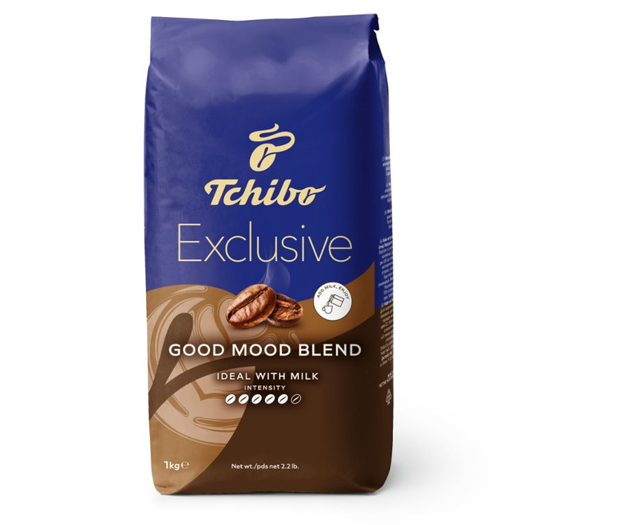 Torebka kawy Tchibo Exclusive. Przód pokazuje markę, nazwę produktu, ziarna kawy i rekomendację mleka. Dominuje ciemnoniebieski kolor.