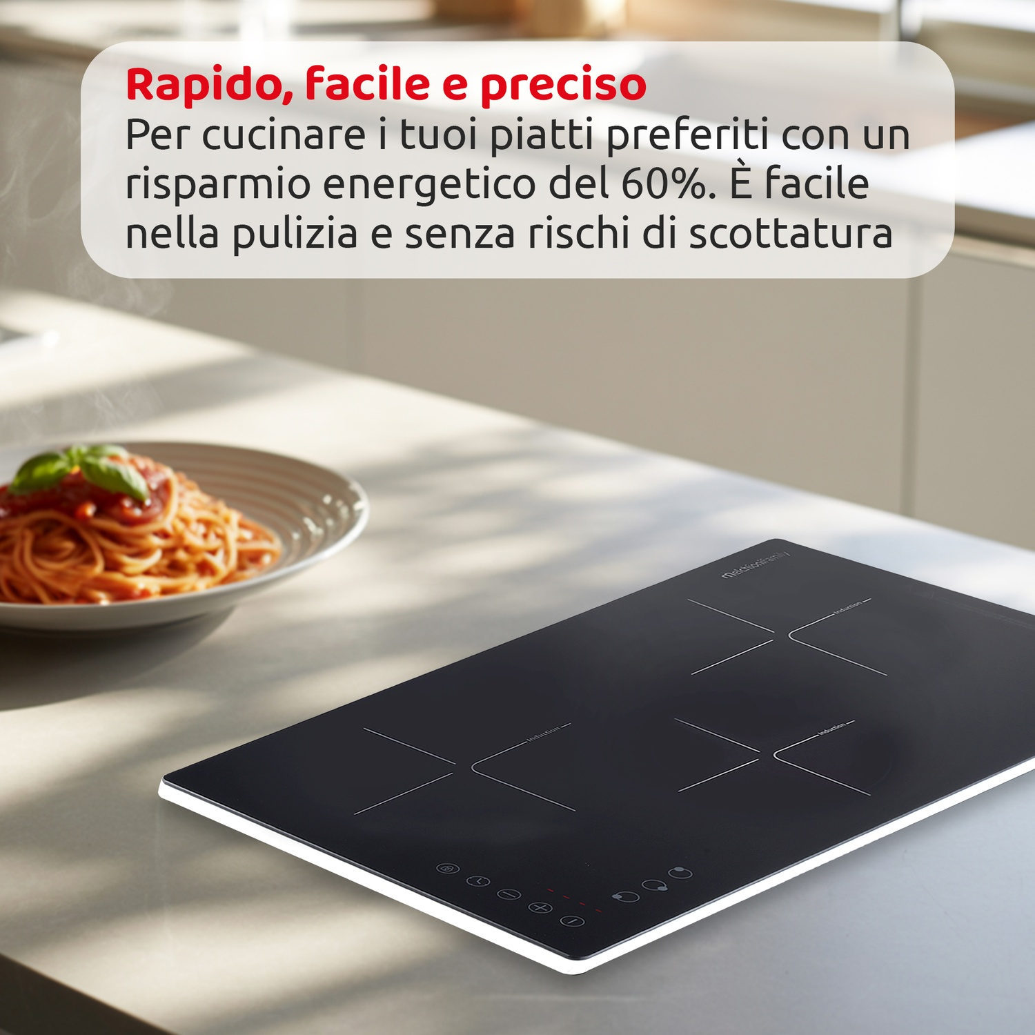 Un piano cottura a induzione nero con un piatto di spaghetti e testo sul risparmio energetico. Il piano cottura ha quattro fuochi ed è su un bancone.
