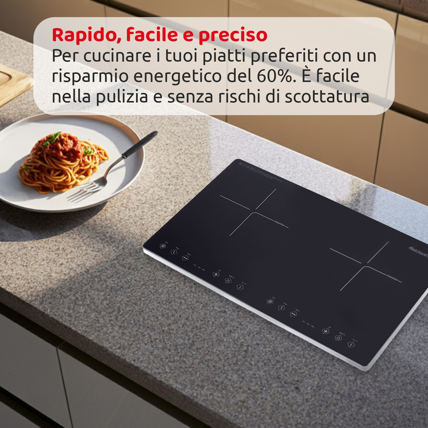 Un piatto di spaghetti e sugo accanto a un piano cottura a induzione nero su un piano di lavoro. Testo in italiano.