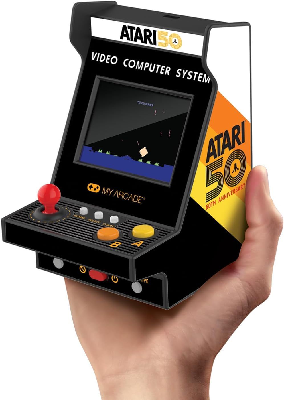 Bir el, mini bir atari makinesi tutuyor. Bir oyun gösteren bir ekranı, bir joystick'i ve düğmeleri var. Makine siyah ve Atari markalı.