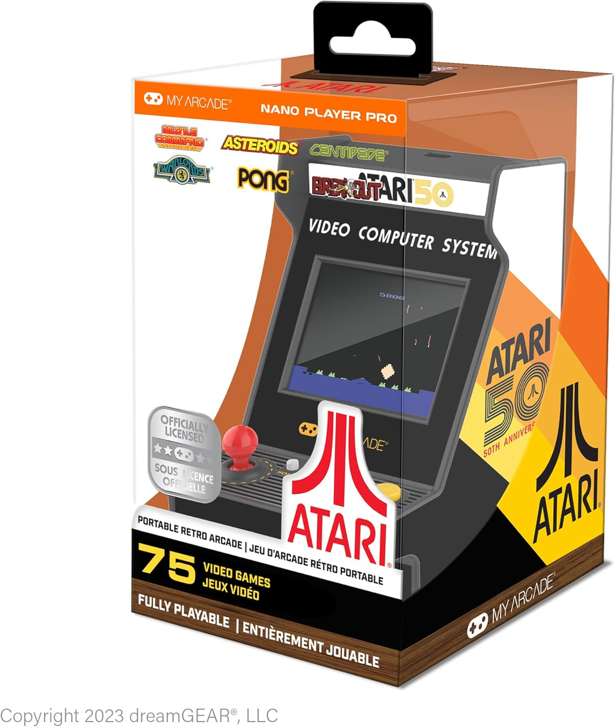 Bir kutuda retro arcade oyun konsolu, Atari logosu ve Pong gibi oyun başlıkları. Bir joystick, düğmeler ve küçük bir ekrana sahip.