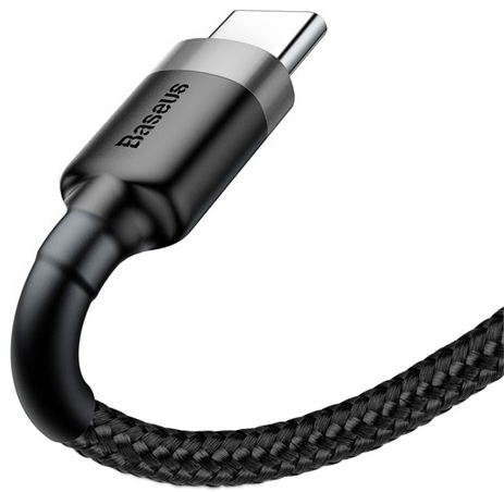 Fekete USB-C kábel fonott zsinórral. Az csatlakozó ezüst. A „Baseus” márkajelzés látható.