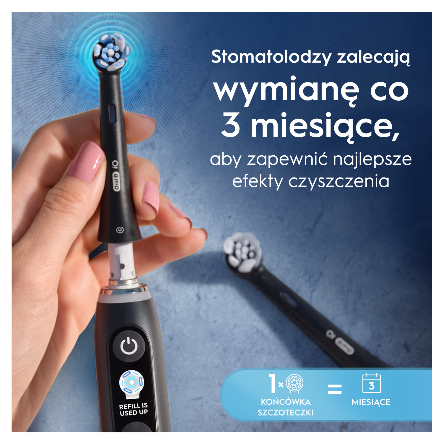 Ręka trzyma szczoteczkę elektryczną. Tekst zaleca wymianę główki szczoteczki co 3 miesiące.