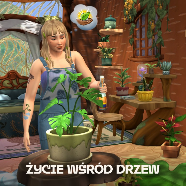 Kobieta podlewa roślinę doniczkową w pokoju pełnym roślin. Pokój ma drewniane meble i okno ze słońcem.