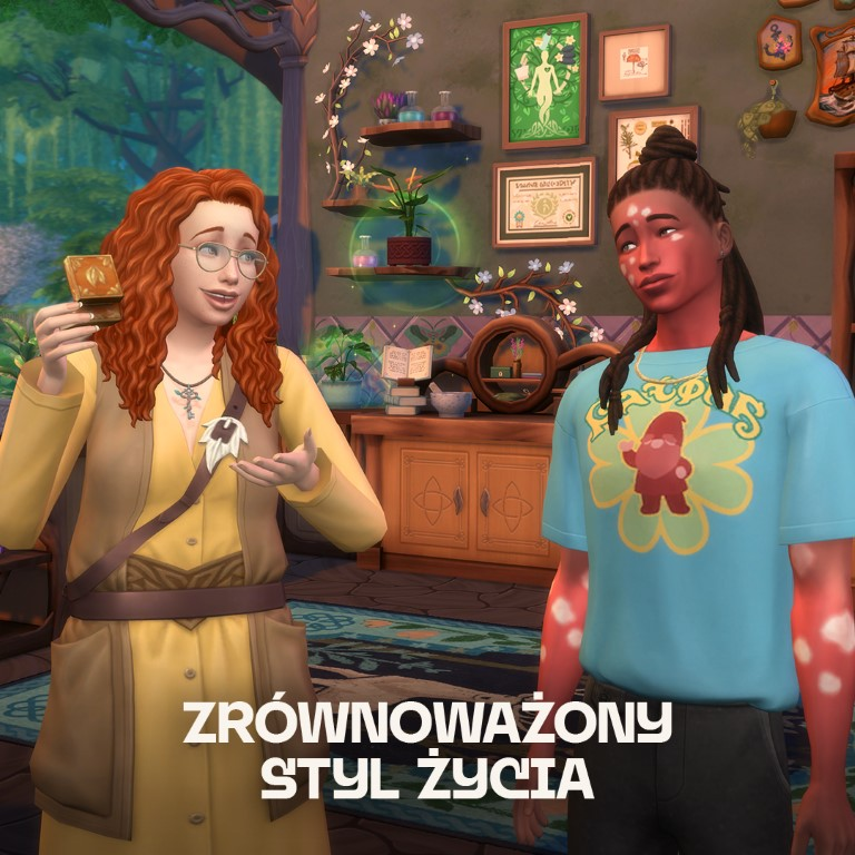 Kobieta z rudymi włosami trzyma małe pudełko obok mężczyzny w niebieskiej koszuli. Tło z dekoracjami, roślinami i drewnianą szafką.