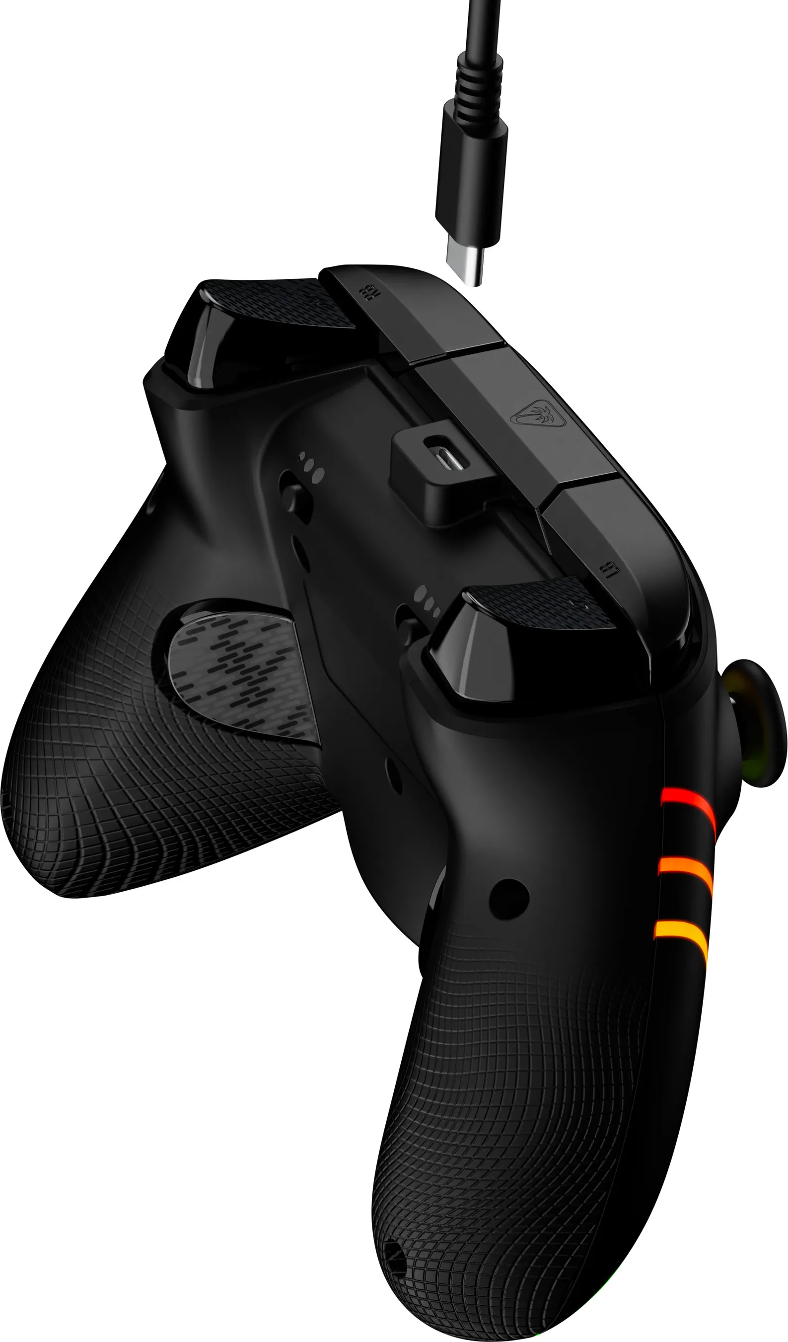 Schwarzer Gaming-Controller mit USB-C-Kabel. Er hat strukturierte Griffe, Knöpfe und leuchtende orangefarbene und rote Lichter. Der Hintergrund ist weiß.