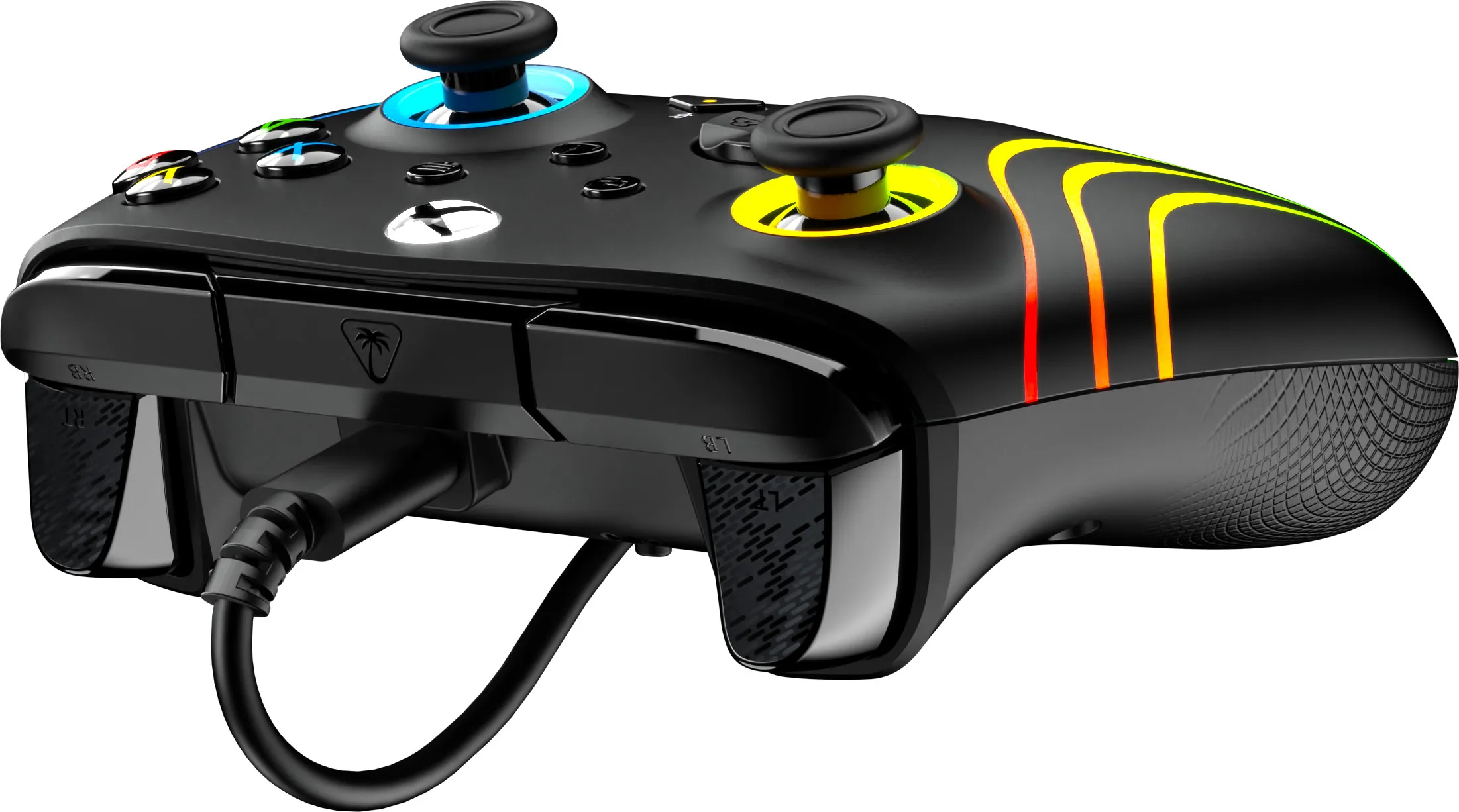 Schwarzer Xbox-Controller mit farbigen Akzenten. Er hat Joysticks, Knöpfe und ein Ladekabel.