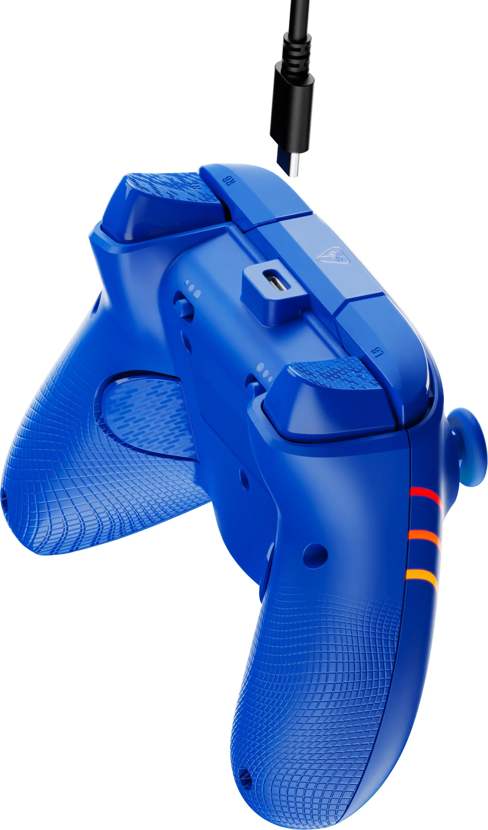 Ein blauer Gamecontroller mit einem schwarzen USB-C-Kabel. Es hat orangefarbene Lichter und verschiedene Tasten und Griffe.