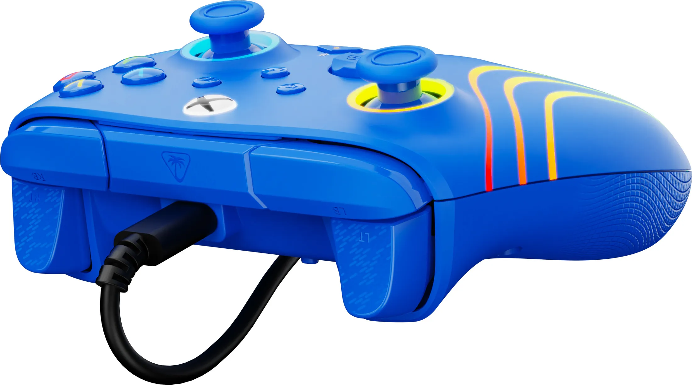 Blauer Xbox-Controller mit schwarzem Kabel. Mit Tasten, Joysticks und leuchtenden Streifen an der Seite.