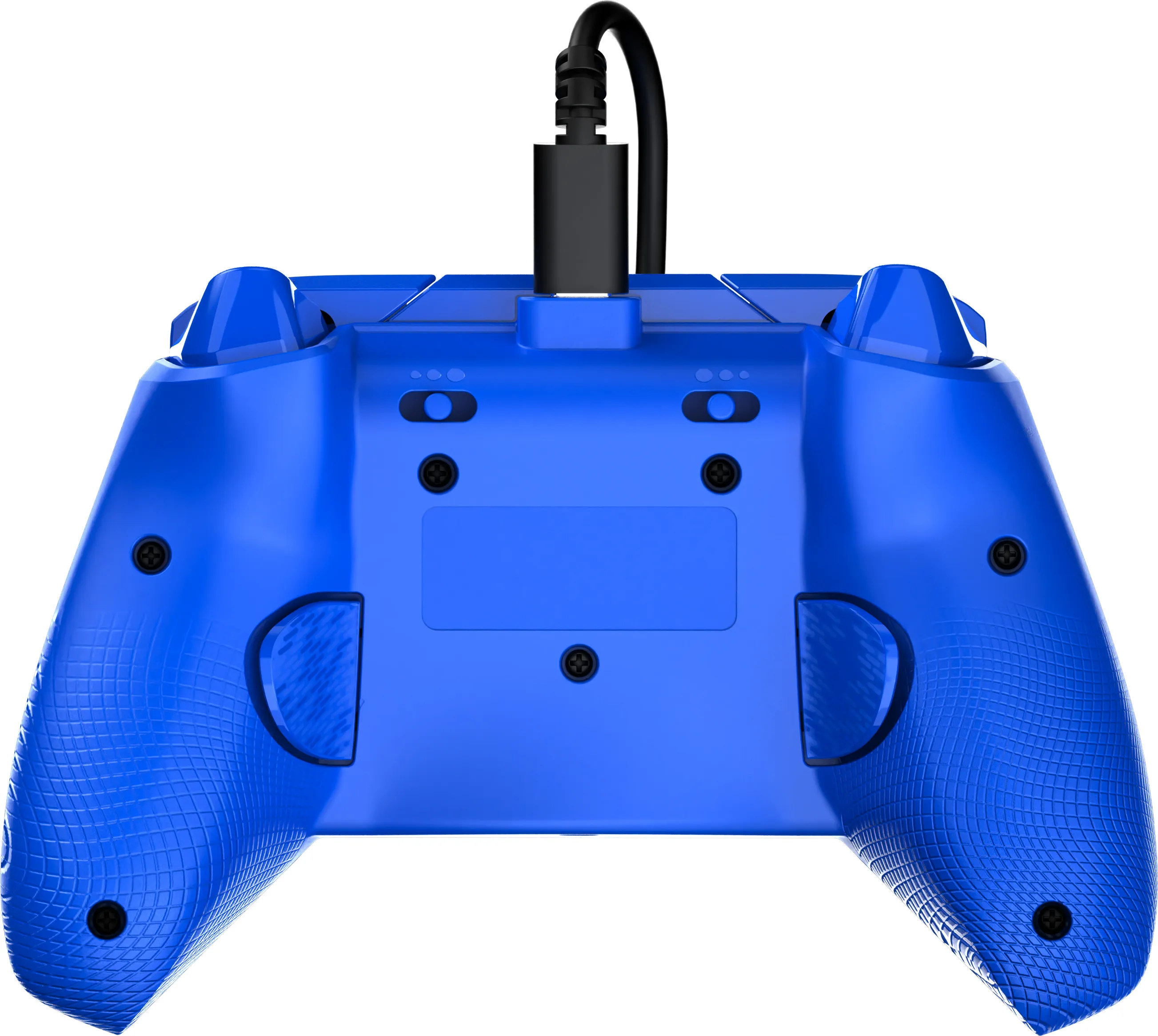 Rückansicht eines blauen Gamecontrollers mit schwarzem Kabel und Stecker oben, isoliert auf Weiß.