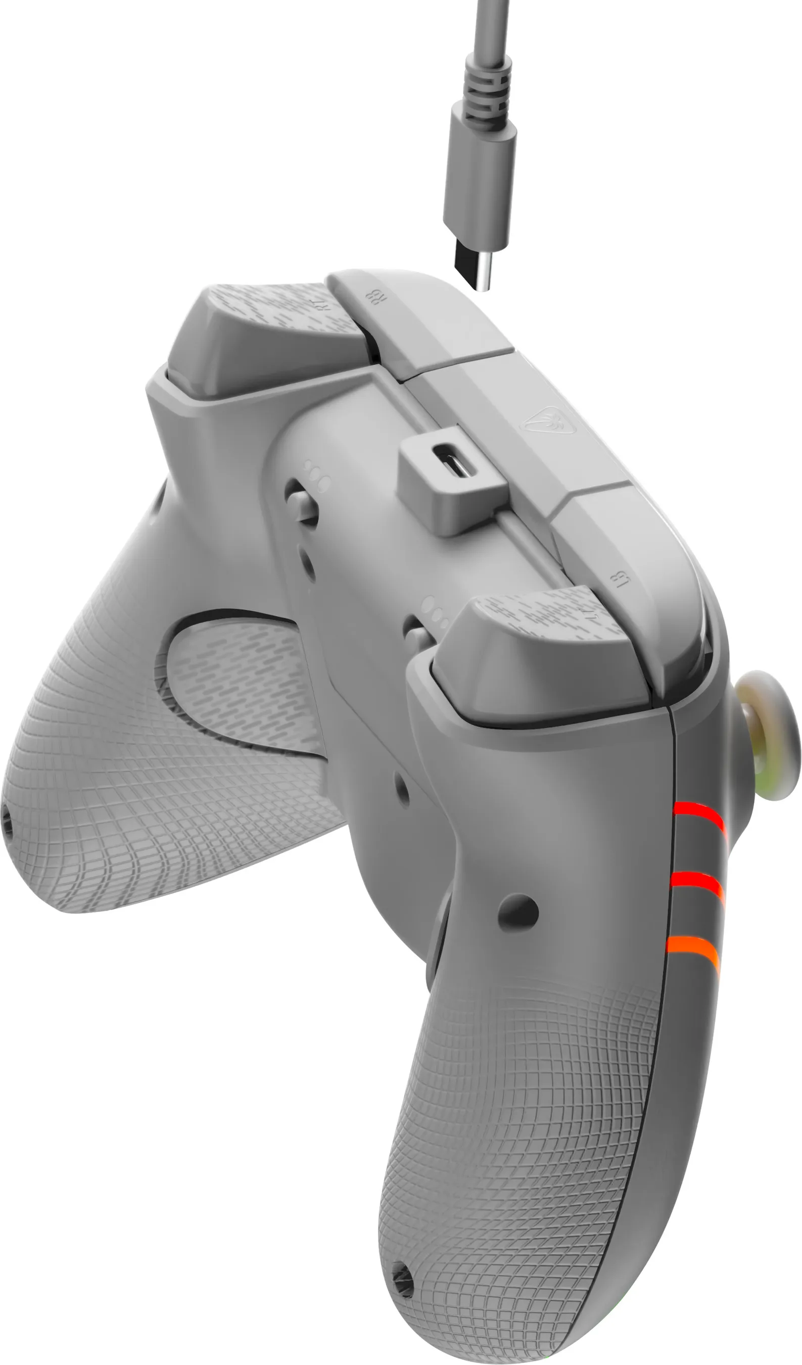 Ein grauer Gamecontroller mit angeschlossenem Kabel. Auf der Seite leuchten orangefarbene Lichter. Der Hintergrund ist weiß.