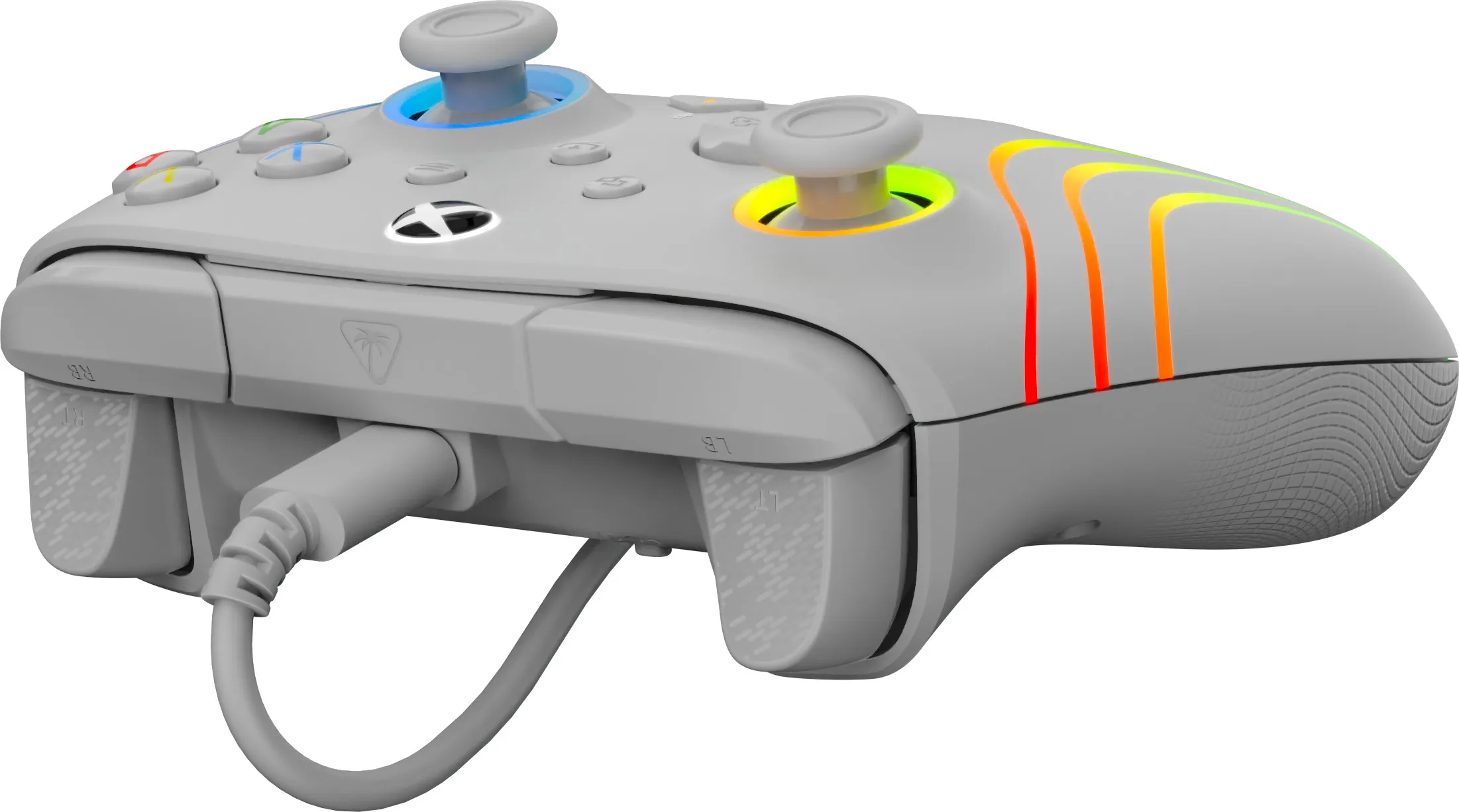Ein grauer Xbox-Controller mit bunten Lichtern. Er hat Knöpfe, Joysticks und ist mit einem Kabel verbunden. Der Controller befindet sich auf weißem Hintergrund.