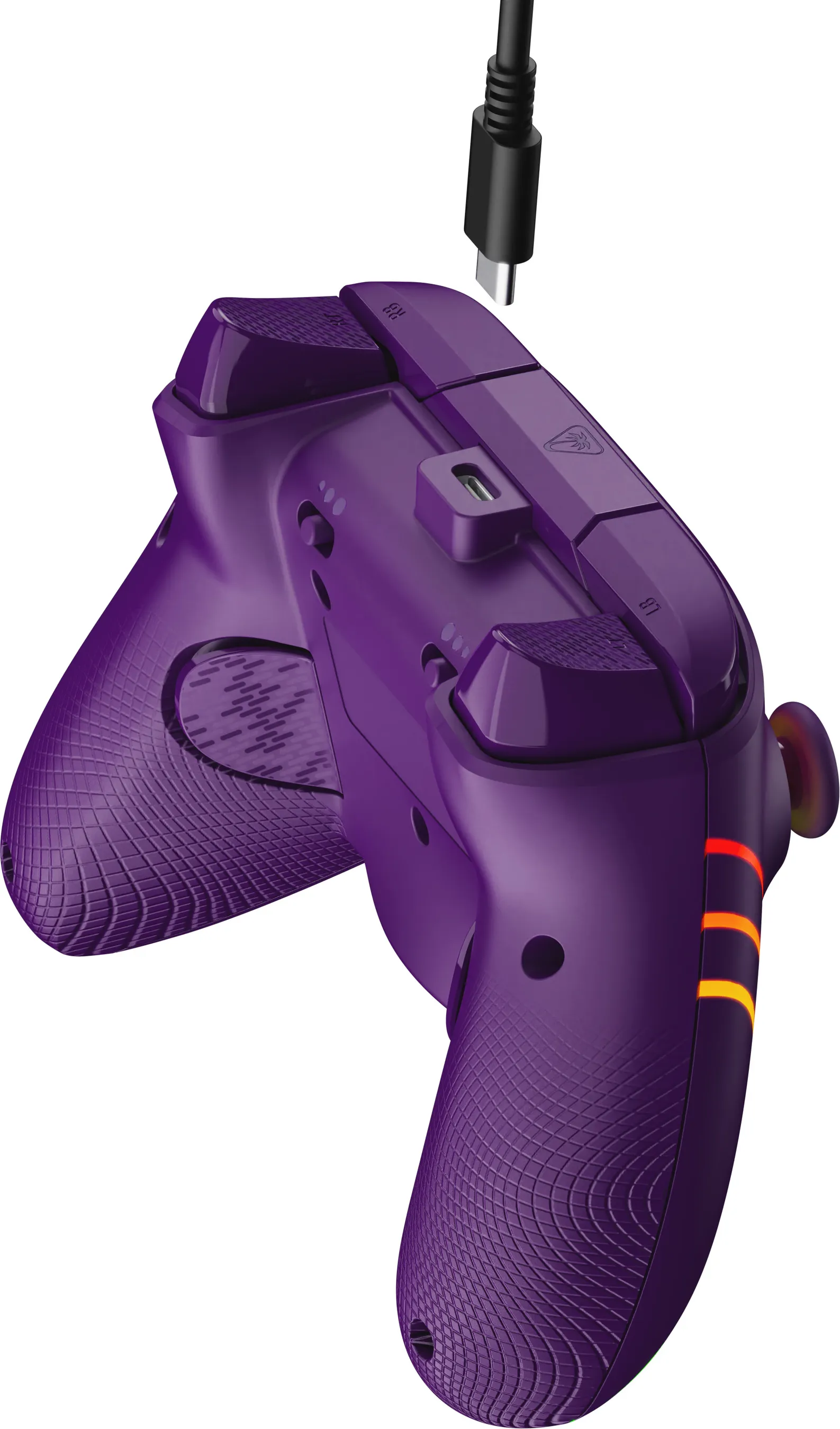 Ein lila Gamecontroller mit einem schwarzen USB-C-Kabel. Der Controller hat orange und rote Lichter. Die Griffe haben ein strukturiertes Muster.