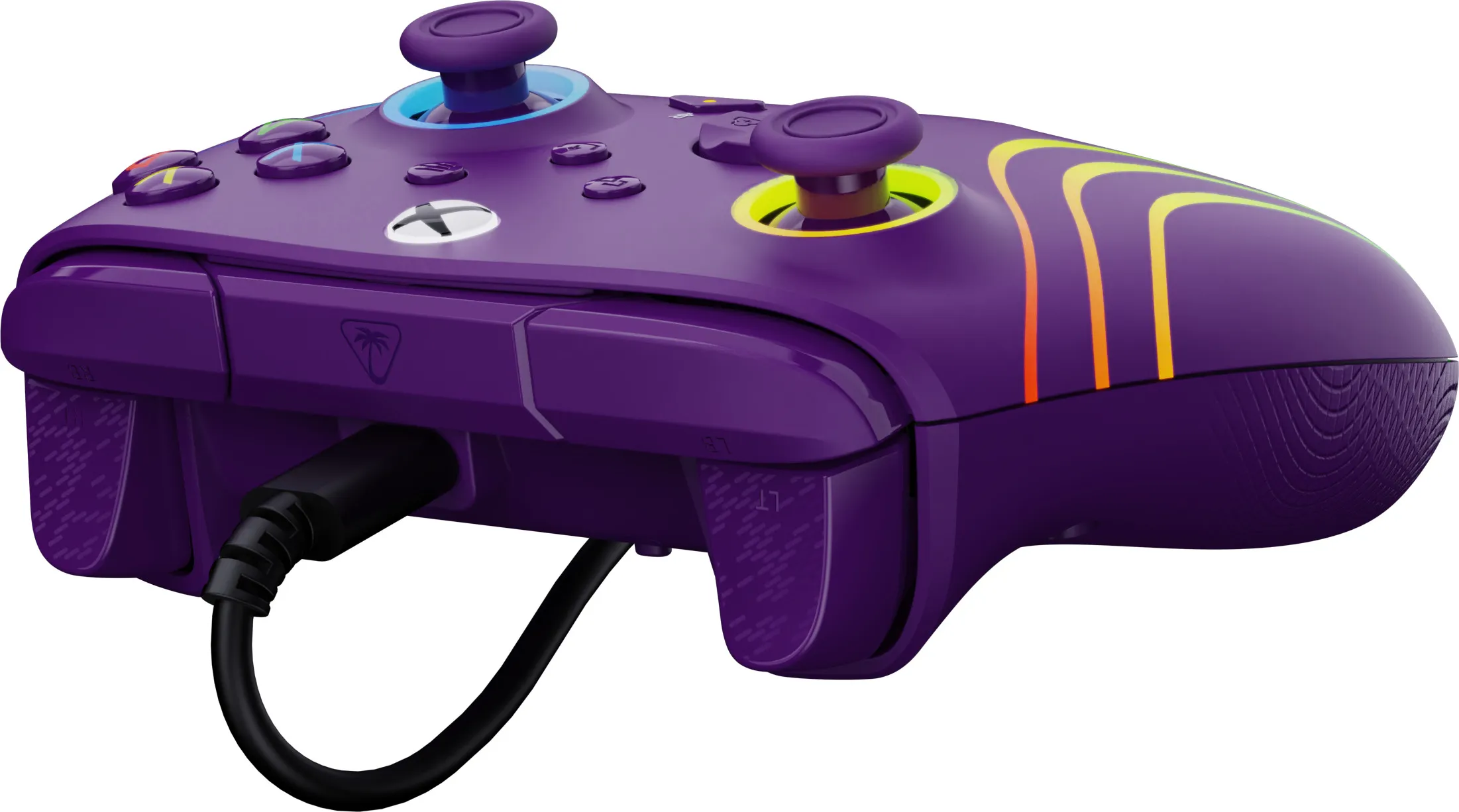 Ein lila Xbox-Controller mit einem schwarzen Kabel. Es hat farbige Knöpfe, Joysticks und ein Design an der Seite.