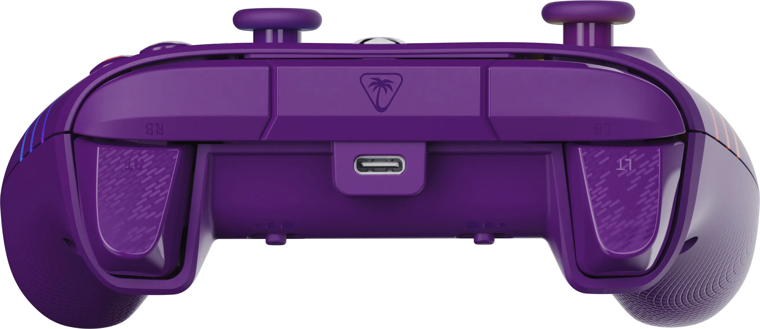 Ein violetter Gamecontroller, von hinten gesehen. Er hat Knöpfe, Auslöser und einen USB-Anschluss. Das Markenlogo ist sichtbar.