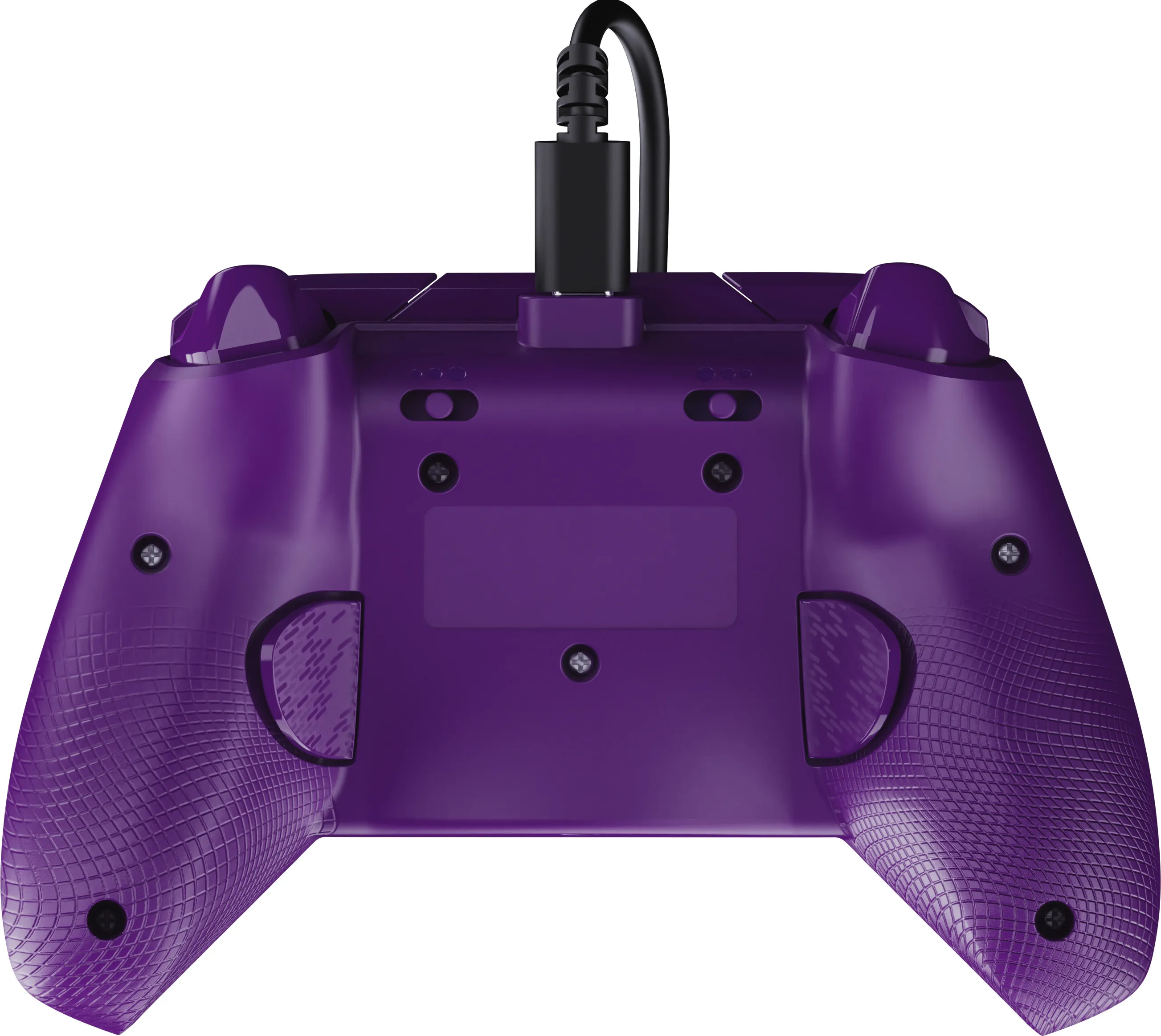 Rückansicht eines lila Gamecontrollers mit schwarzem Kabel und Stecker. Der Controller hat strukturierte Griffe und sichtbare Schrauben.