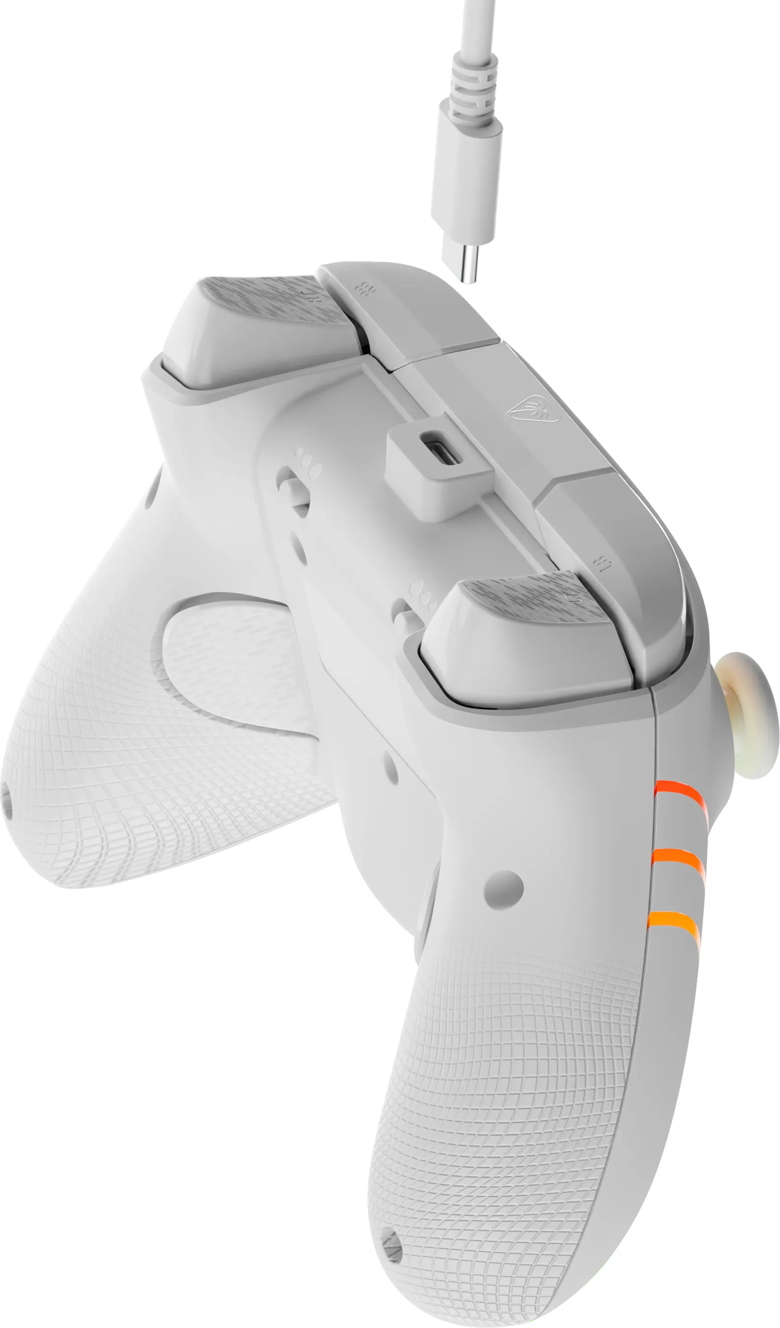 Weißer Gamecontroller mit angeschlossenem Ladekabel. Orangefarbene Lichter an der Seite. Tasten mit LB und RB beschriftet.