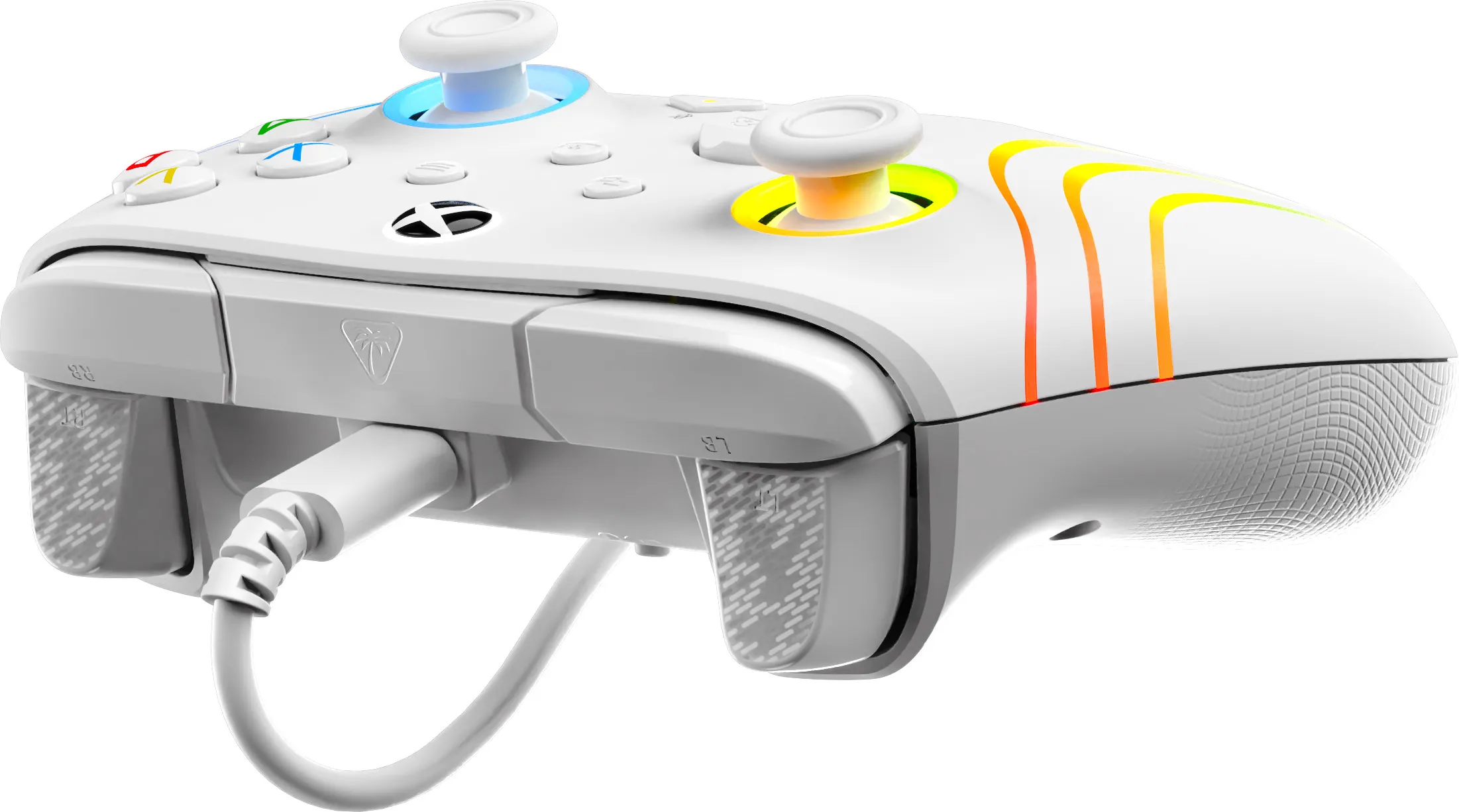 Weißer Xbox-Controller mit farbenfrohen Akzenten. Er hat beleuchtete Joysticks und Tasten. Ein Kabel ist eingesteckt.