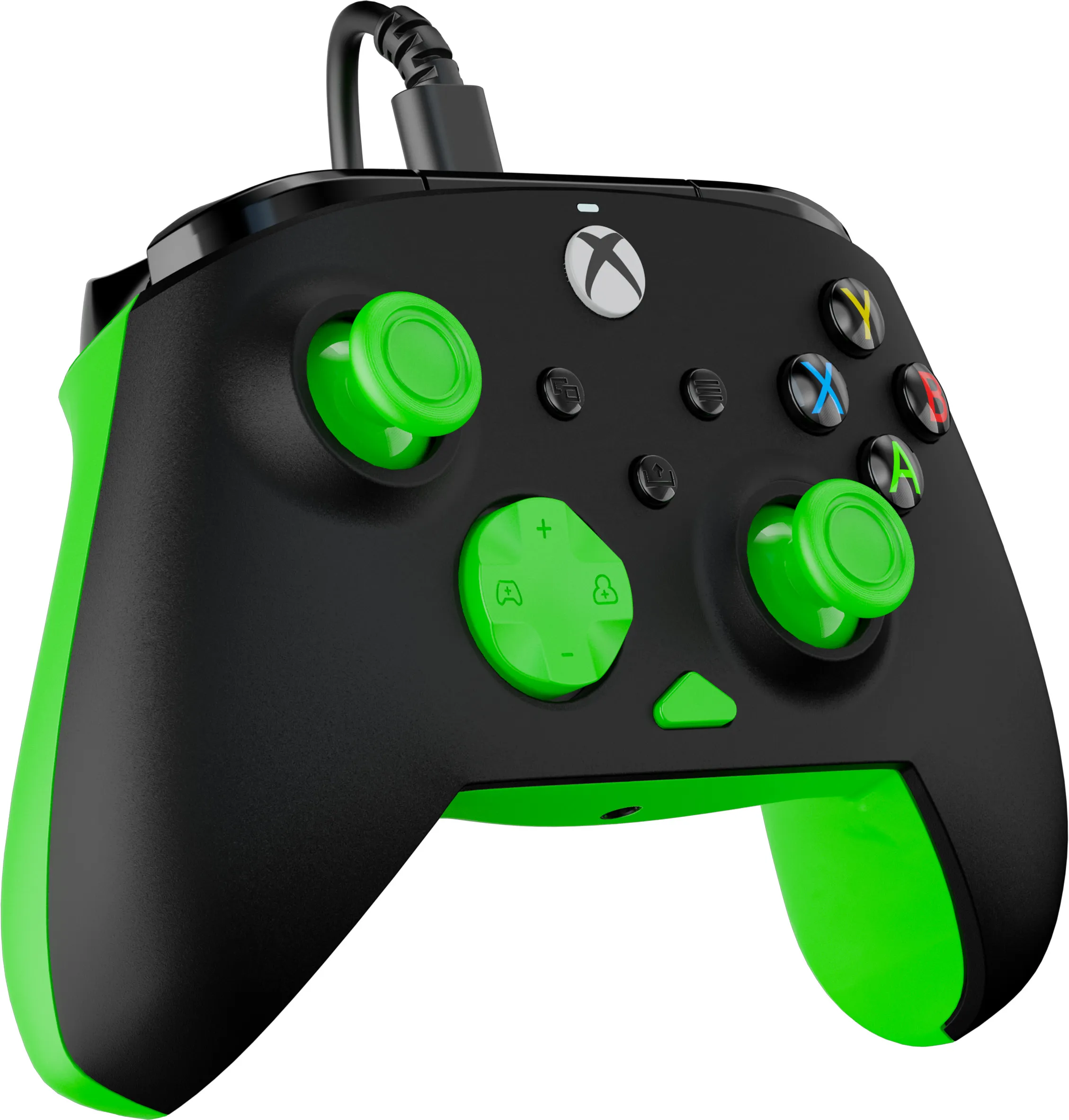 Ein Xbox-Controller ist schwarz und grün. Es hat Knöpfe und Joysticks in verschiedenen Farben. Ein USB-Kabel ist angebracht.