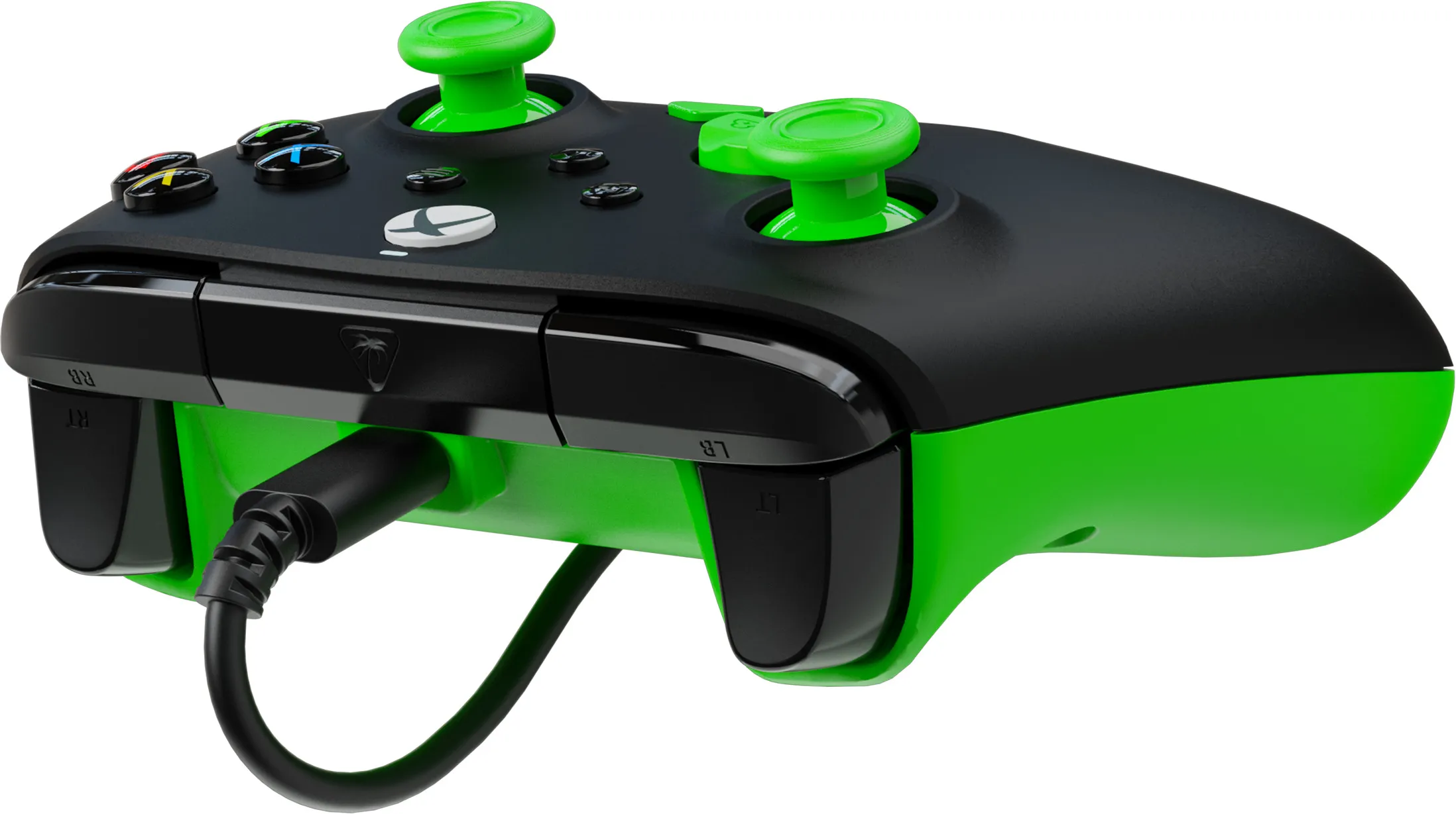 Ein schwarz-grünes Gamepad mit grünen Joysticks und Tasten. Ein schwarzes Kabel ist an den Controller angeschlossen.