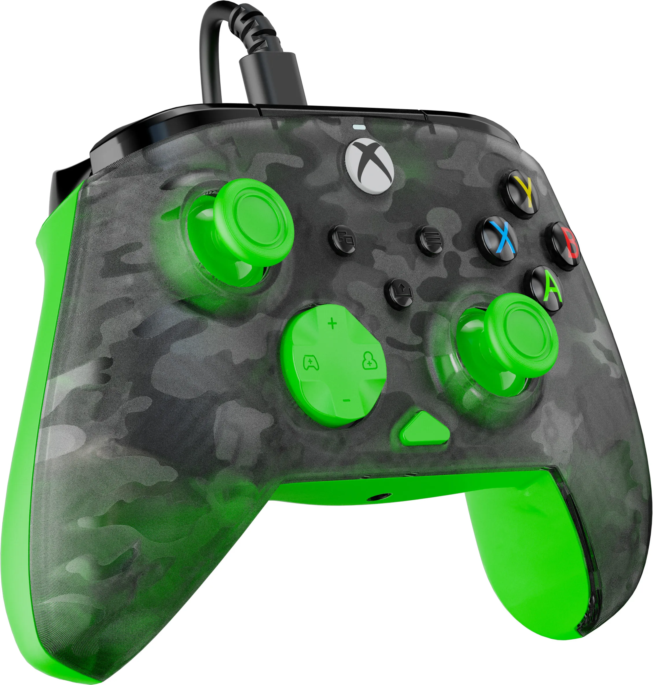 Ein Xbox-Controller mit grünen Akzenten, Tarnmuster und einem schwarzen Kabel.