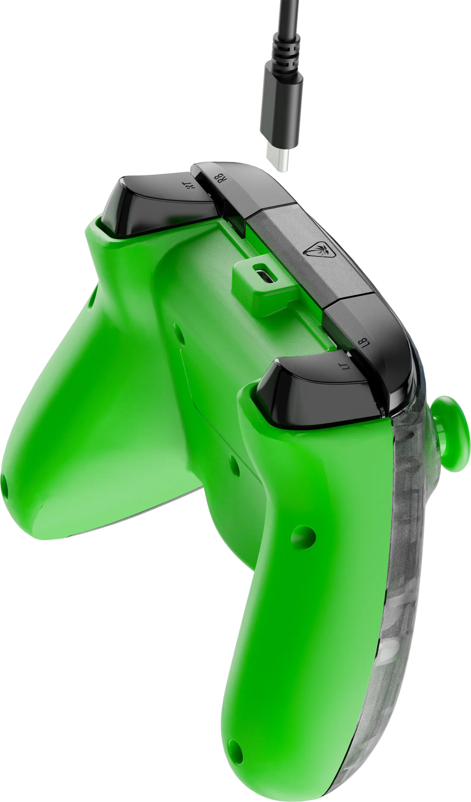 Ein grüner Gamecontroller mit schwarzen Details und einem schwarzen USB-C-Kabel. Der Controller befindet sich auf weißem Hintergrund.