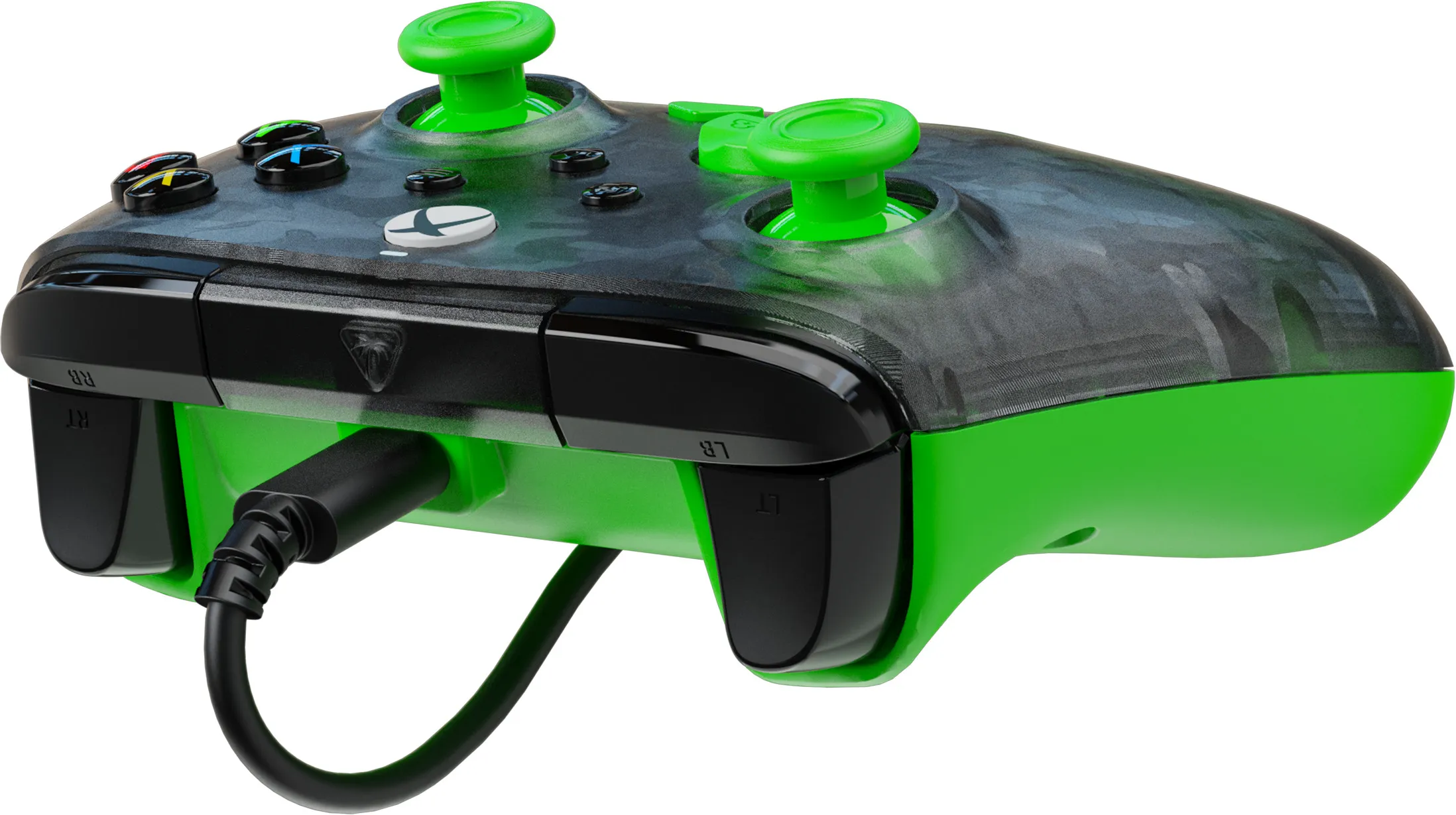 Ein grün-schwarzer Xbox-Controller. Er hat zwei grüne Joysticks, mehrere Knöpfe und ein Ladekabel.