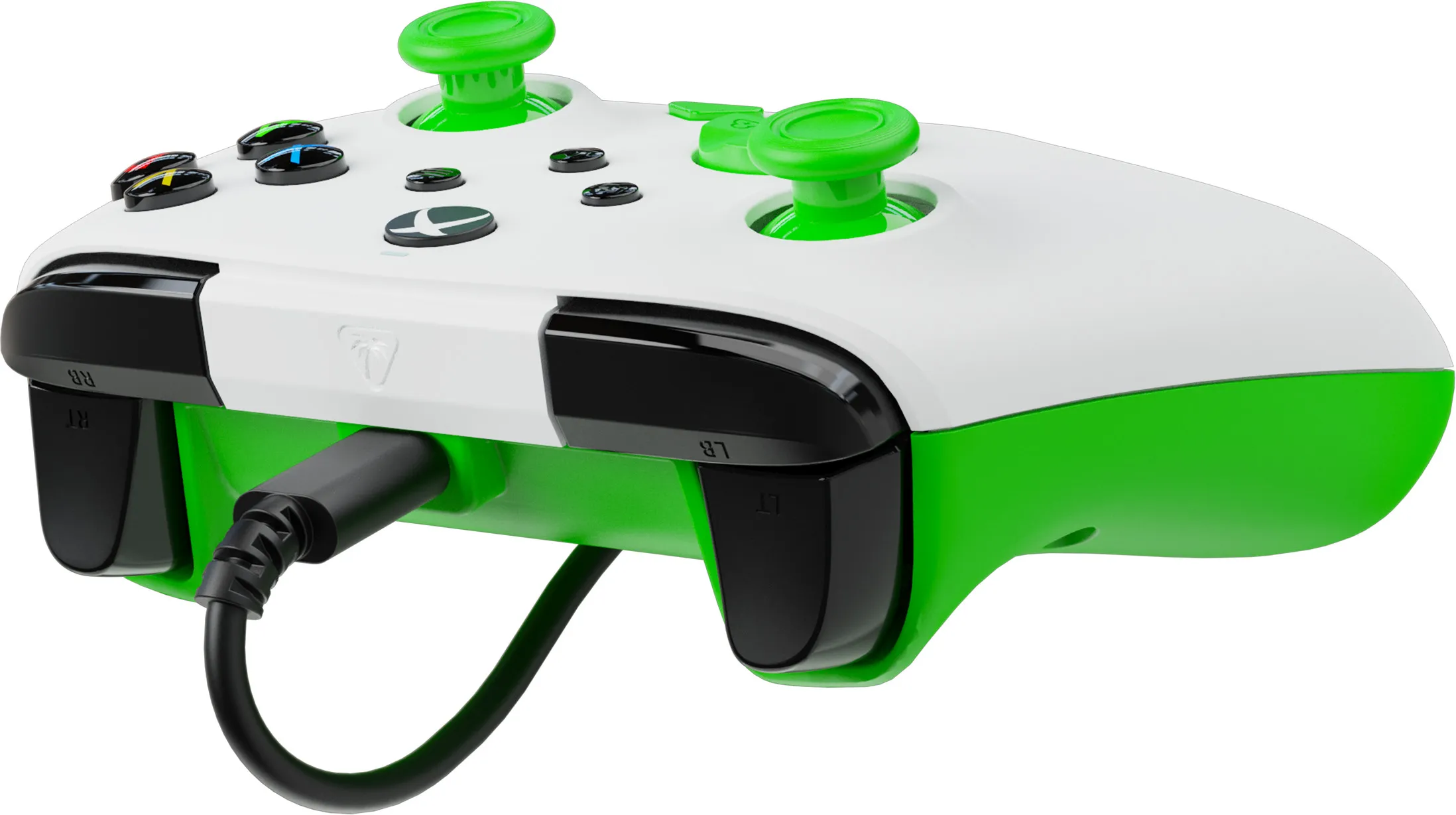 Ein weiß-grüner Gamecontroller wird gezeigt. Schwarze Knöpfe und Joysticks sind sichtbar. Ein schwarzes Kabel ist eingesteckt.