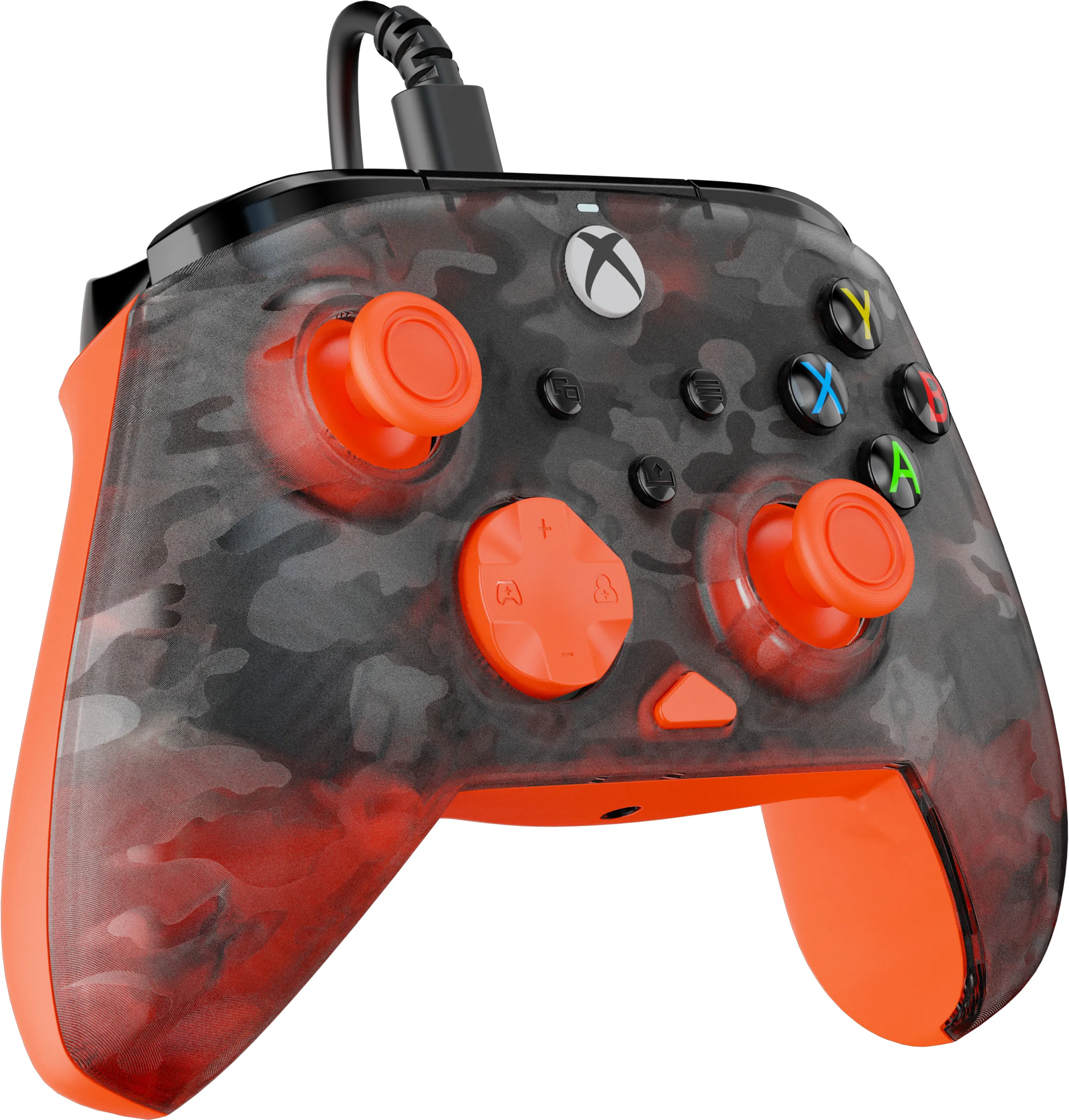 Ein Xbox-Controller mit orangefarbenen Akzenten und Tarnmuster. Es hat Knöpfe und Joysticks.