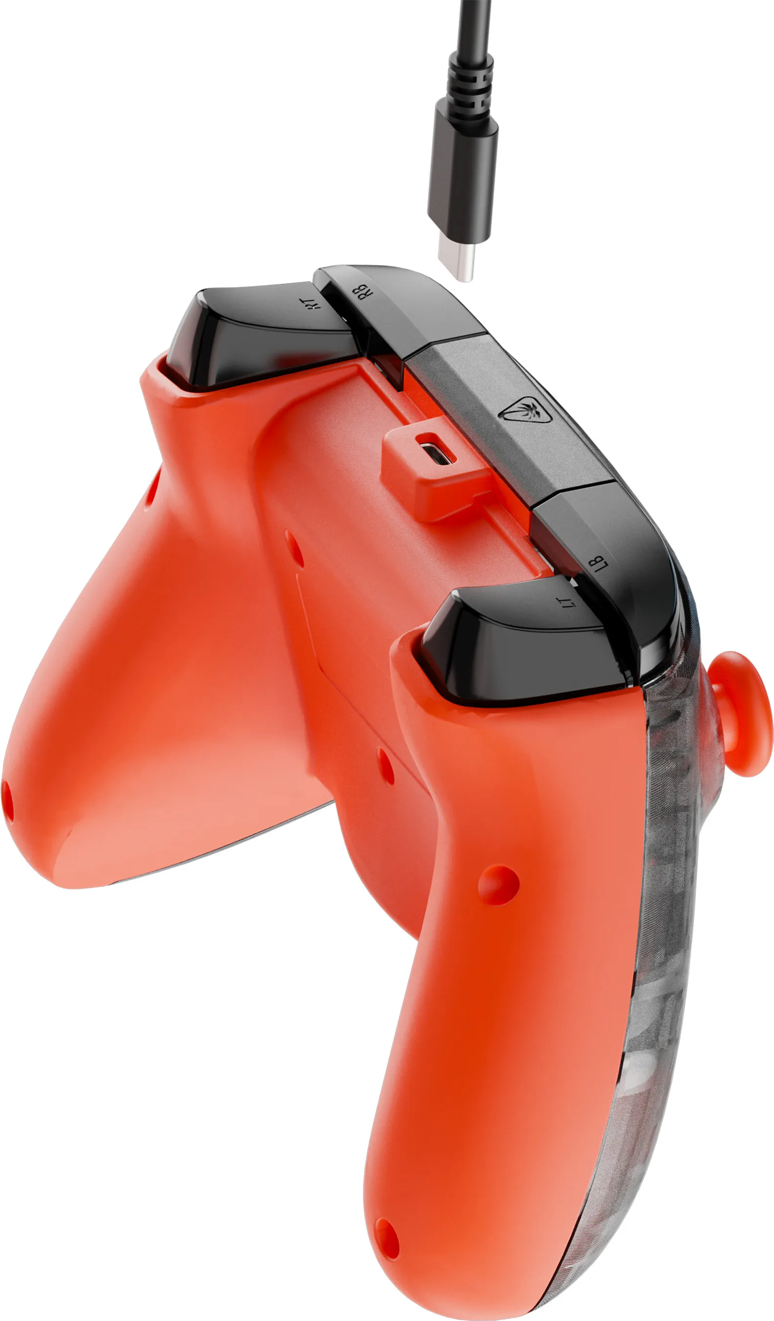 Ein orangefarbener Game-Controller mit schwarzen Knöpfen und einem schwarzen Ladekabel wird gezeigt. Der Hintergrund ist weiß.