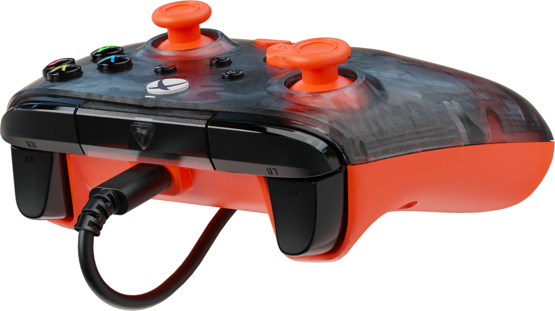 Ein orange-schwarzer Gamecontroller mit zwei orangefarbenen Joysticks, Tasten und einem Ladekabel. Der Controller liegt auf weißem Hintergrund.