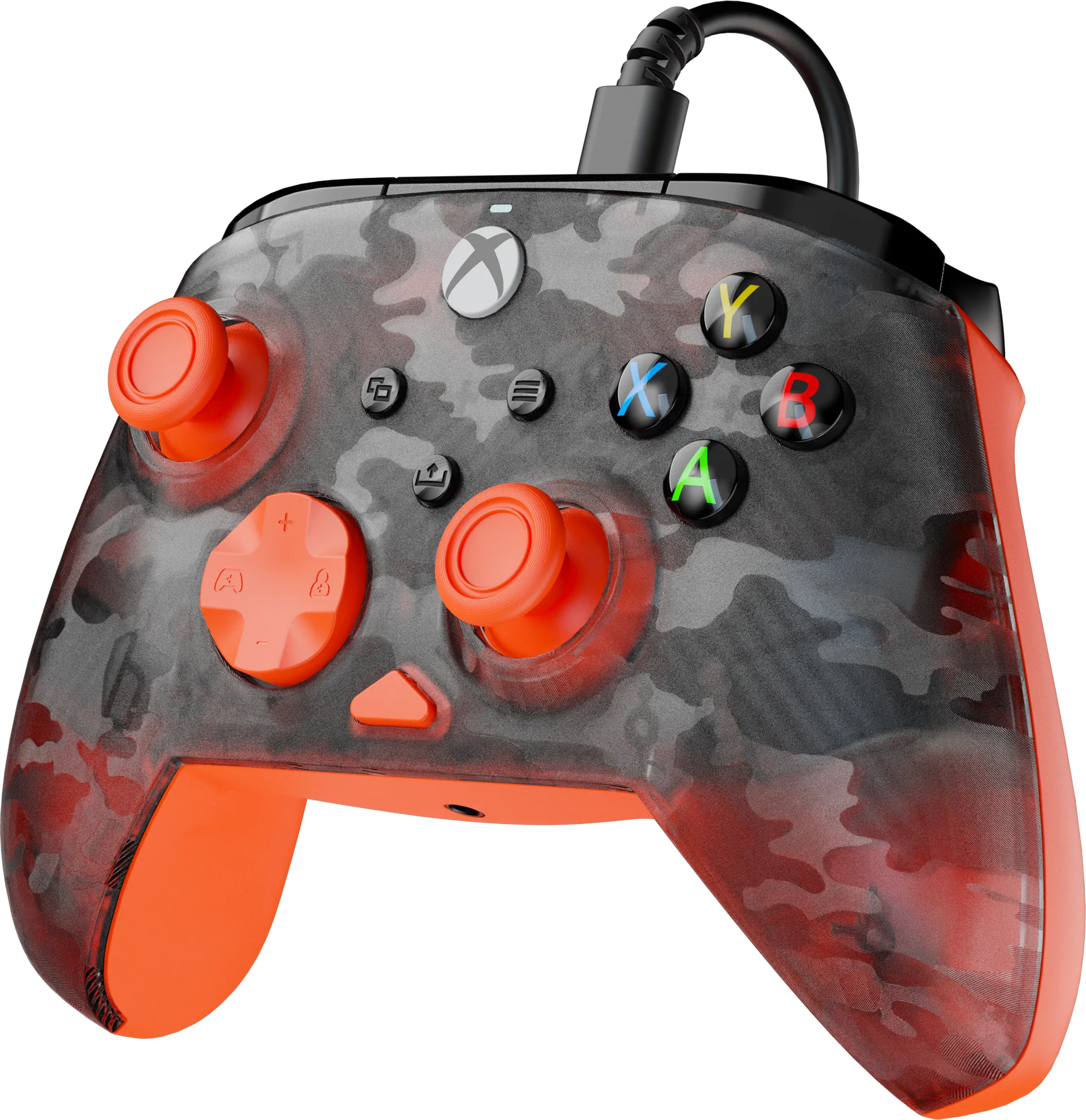 Ein Xbox-Controller mit Camouflage-Design und orangefarbenen Akzenten. Er hat Knöpfe und Thumbsticks, verbunden durch ein schwarzes Kabel.