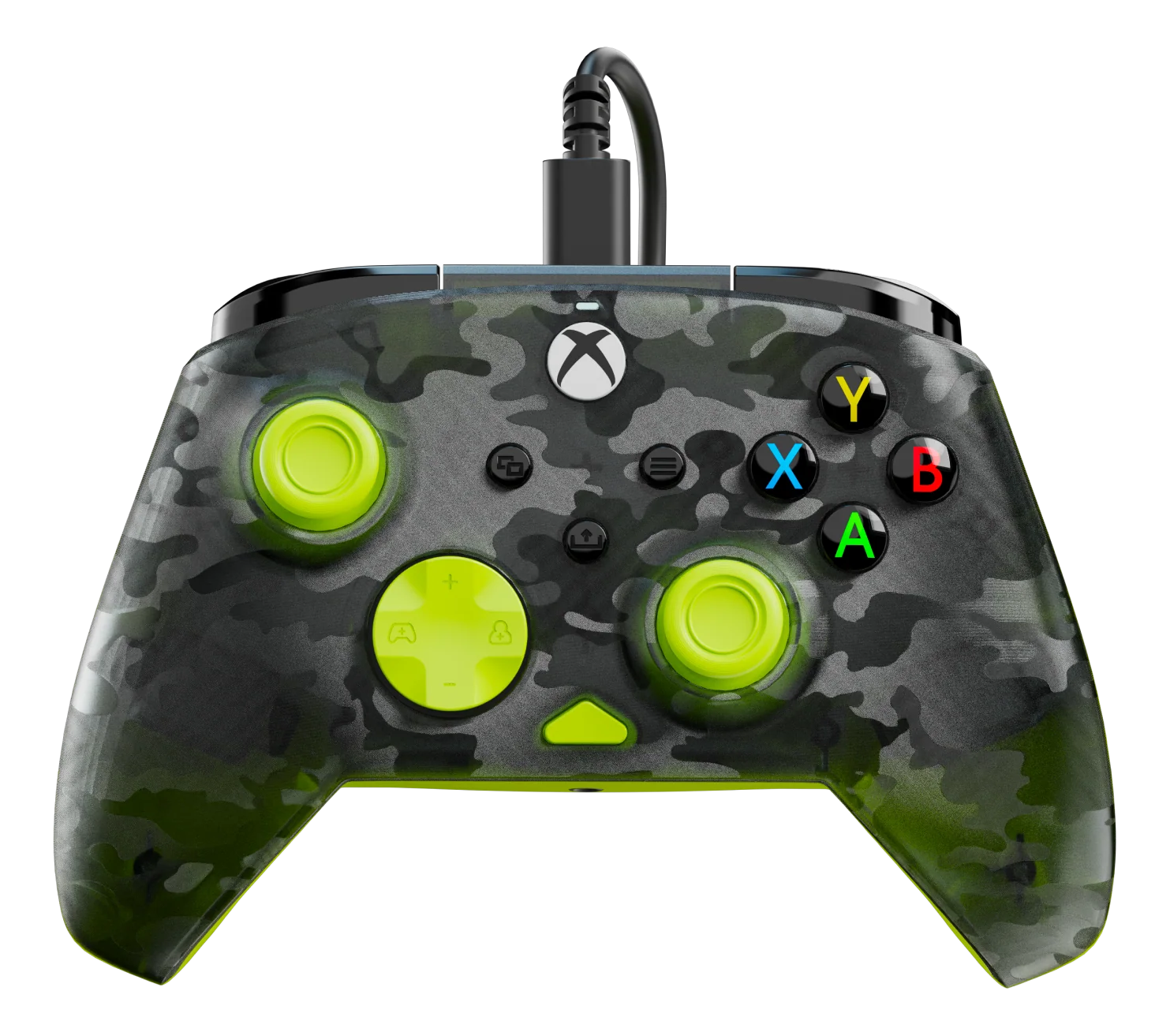 Manette Xbox avec motif camouflage, accents verts sur les boutons et les joysticks, et boutons A, B, X, Y colorés. Un câble noir est branché.
