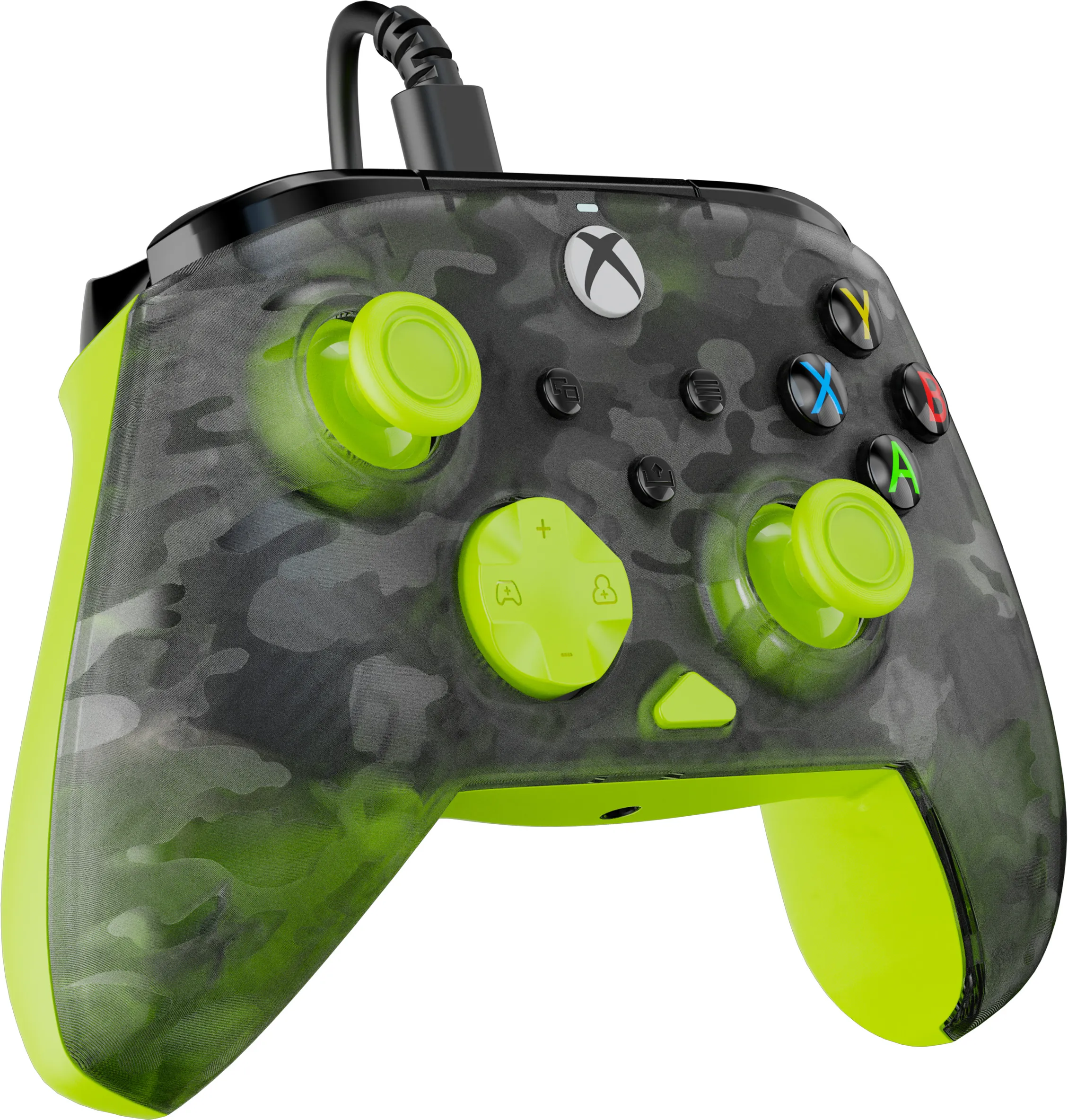 Une manette Xbox avec un motif camouflage. Les boutons sont colorés et les poignées vert citron.