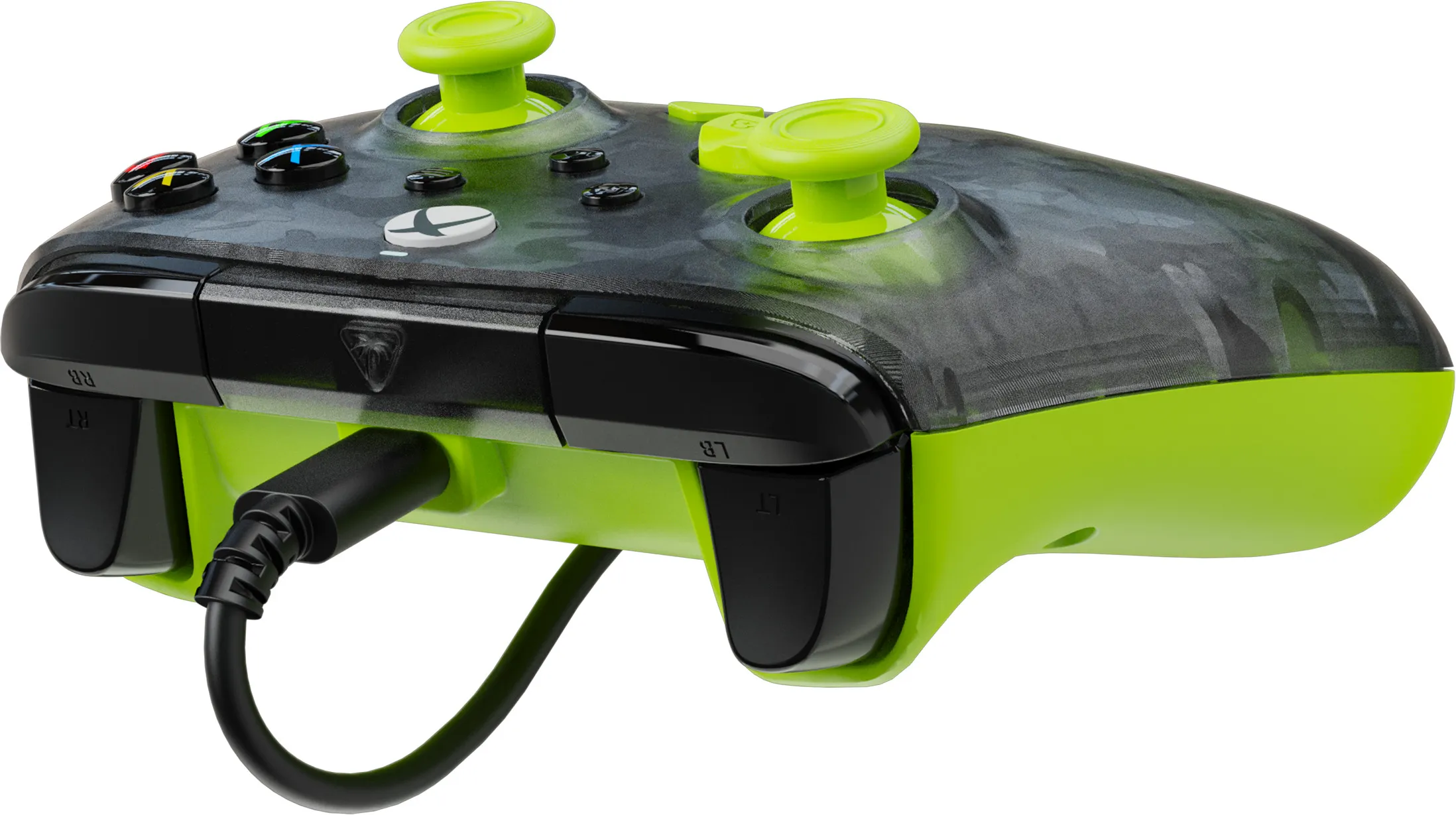 Une manette Xbox verte et noire est montrée. Elle possède deux joysticks verts, des boutons noirs et un motif camouflage sur le dessus.