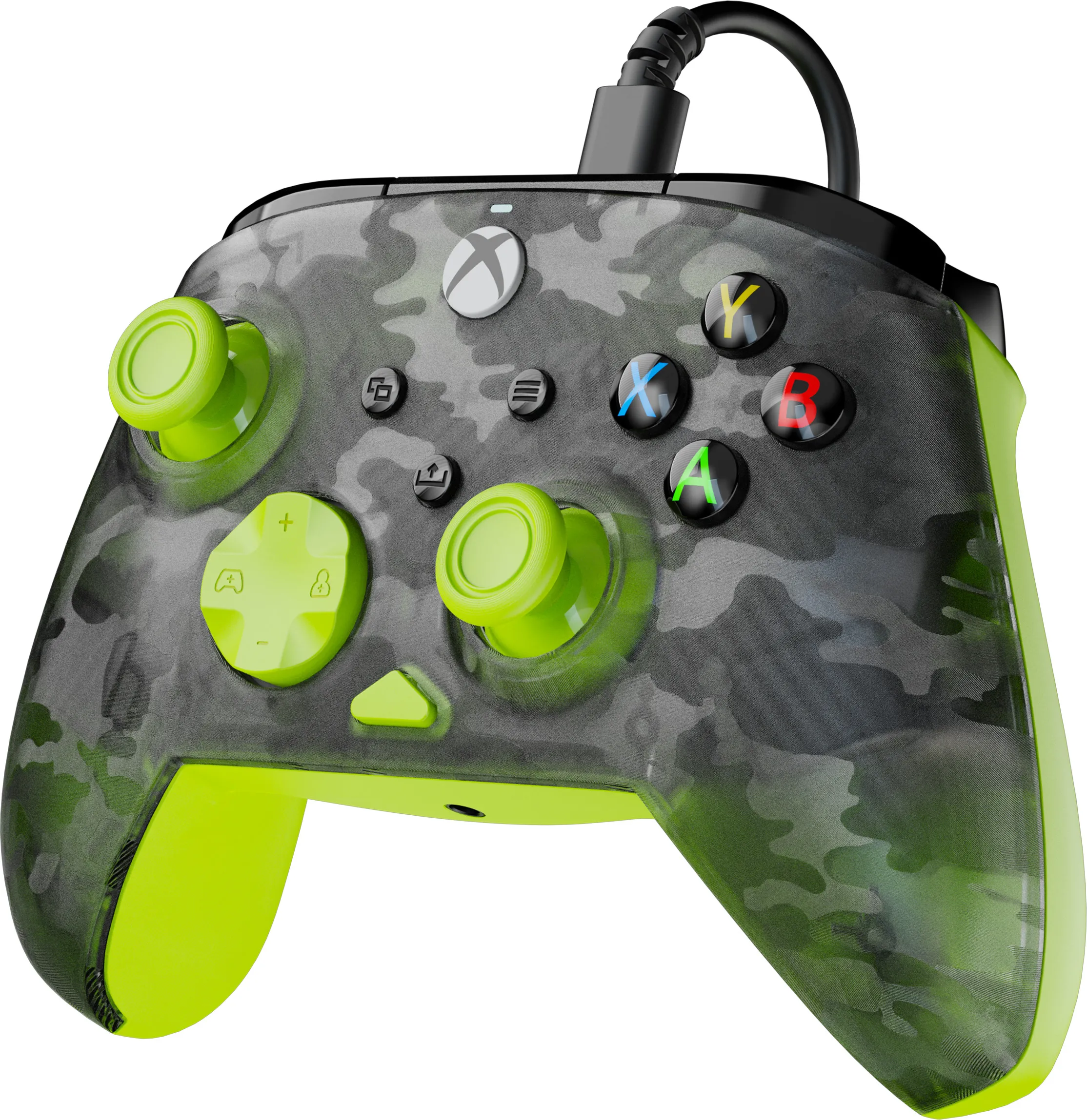 Manette Xbox camouflage avec des accents verts. Comprend des joysticks et des boutons verts. Câble noir en haut.