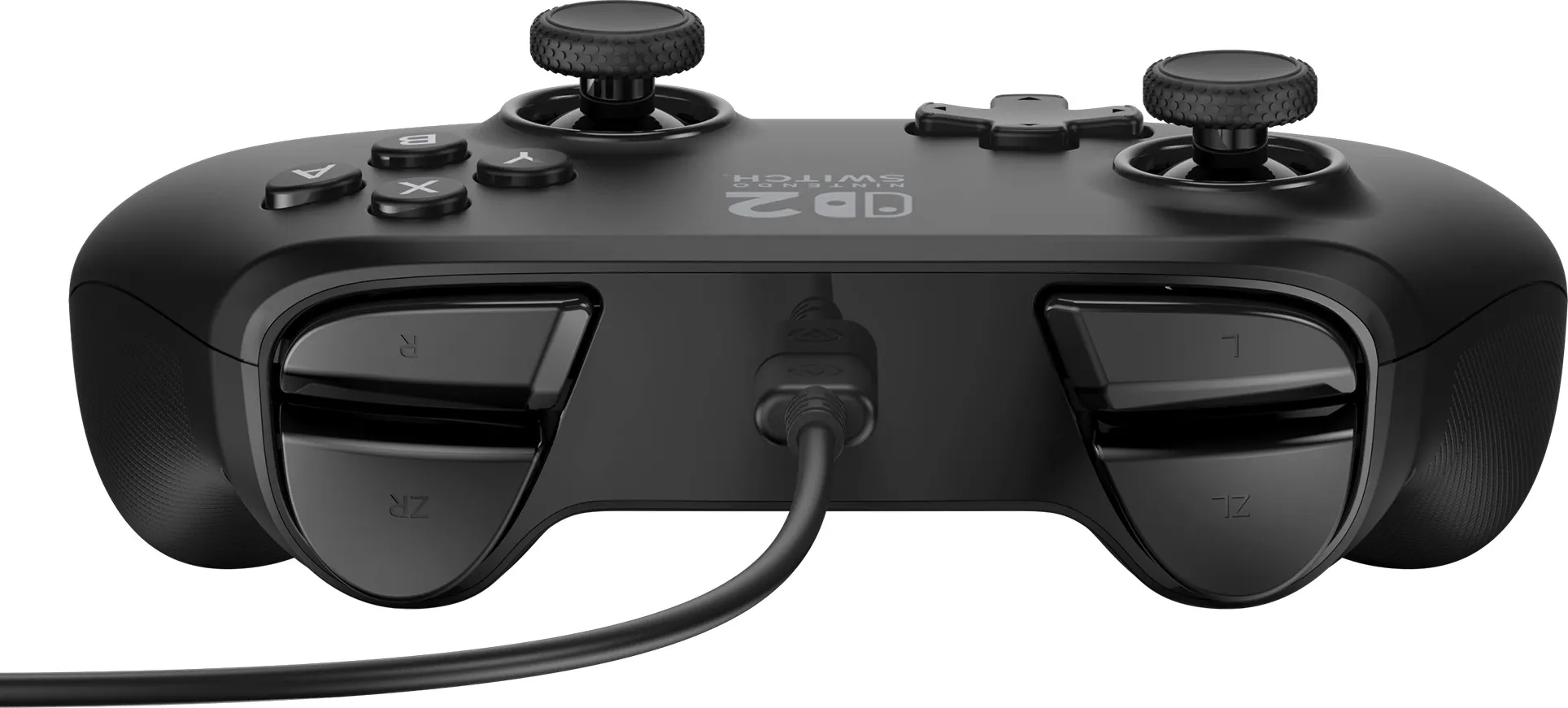 Un controller Nintendo Switch nero con pulsanti, joystick e un cavo di ricarica. Lo sfondo è bianco.