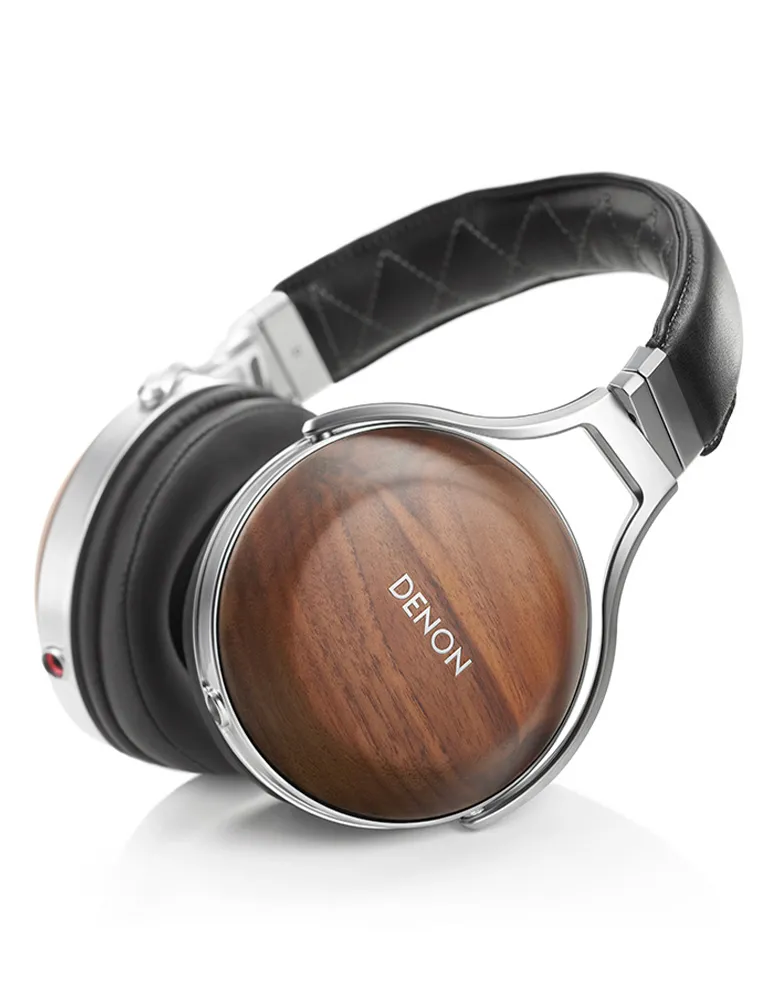 Słuchawki Denon z drewnianymi nausznikami i srebrną ramką. Czarny skórzany pałąk. Białe tło. Widoczne słowo DENON.
