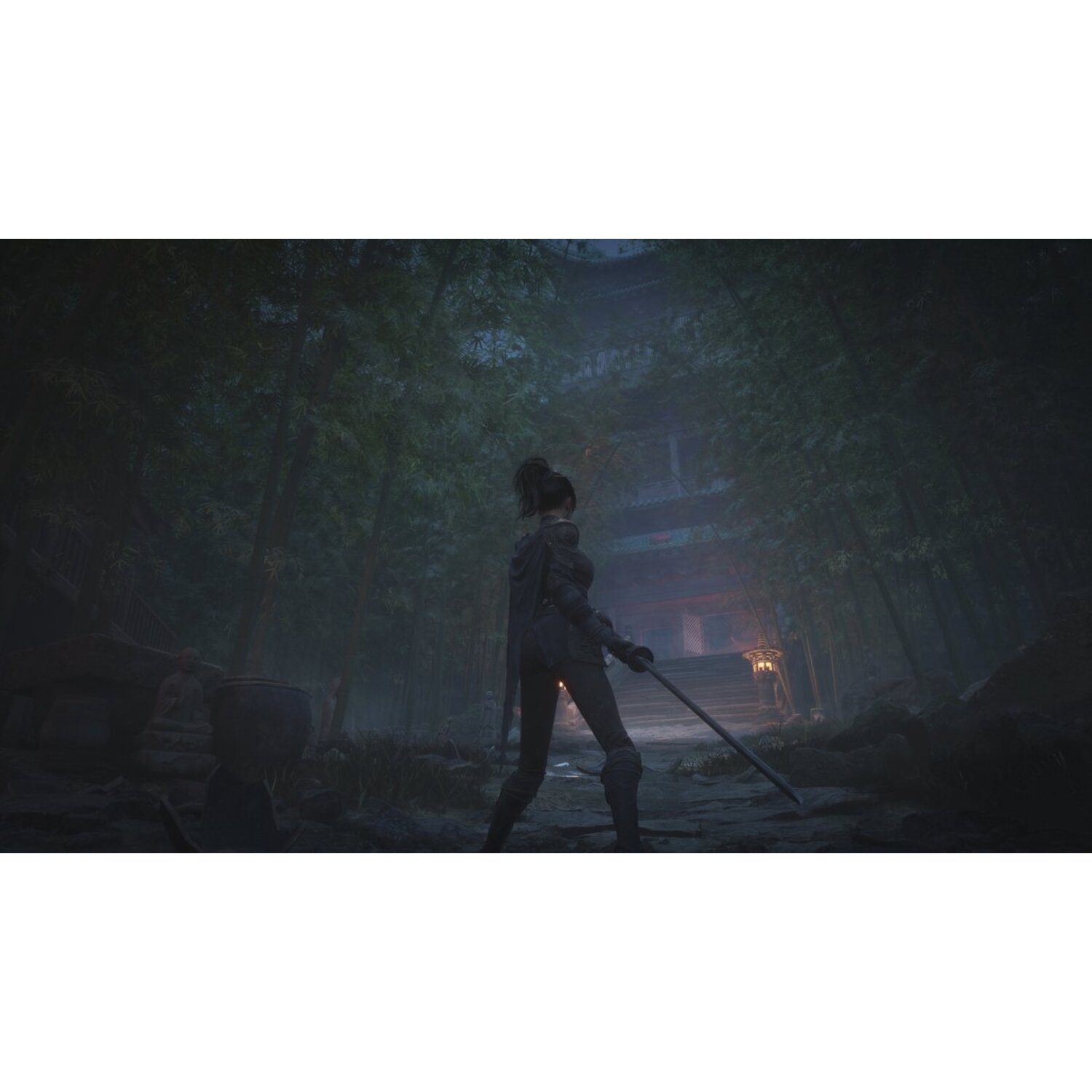 Une silhouette en armure sombre tient une épée dans une forêt de bambous. Un temple est en arrière-plan. La scène est faiblement éclairée.
