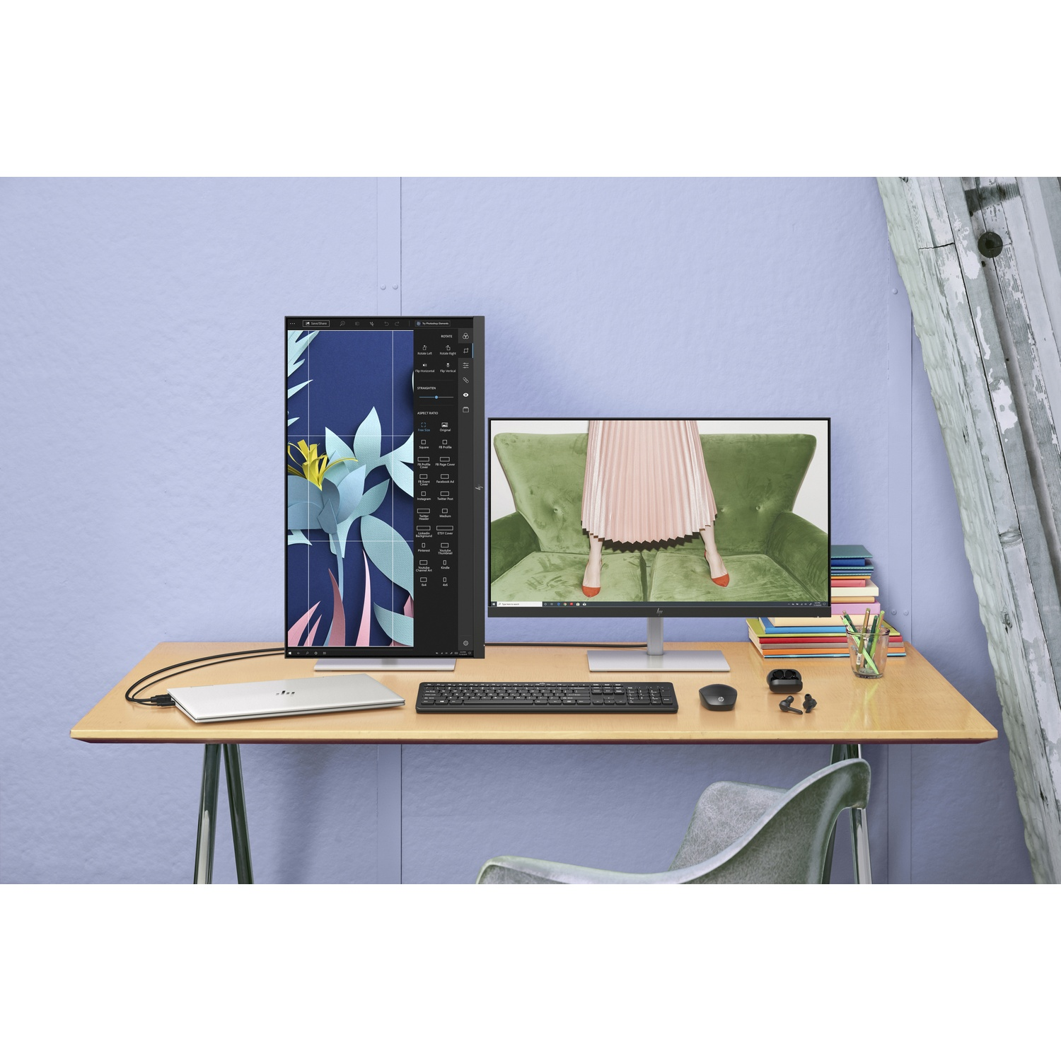 Una scrivania con due monitor che mostrano immagini. Laptop, tastiera, mouse e auricolari sulla scrivania. Una sedia di fronte.