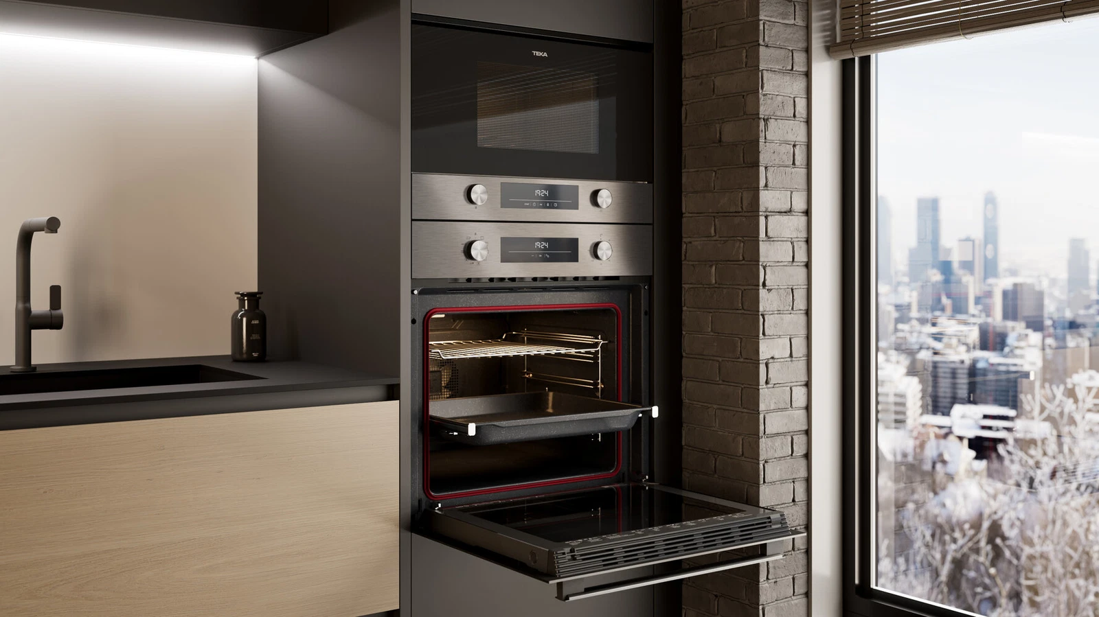 Cocina moderna con horno empotrado, abierto. Vista de la ciudad desde la ventana. Fregadero, grifo, encimera y mueble de madera. Pared de ladrillo a la derecha.