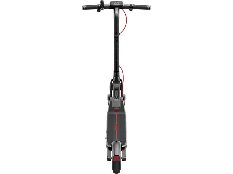 Se muestra un patinete eléctrico gris desde arriba. Tiene un manillar negro, cable rojo y un logotipo rojo en el cuerpo.