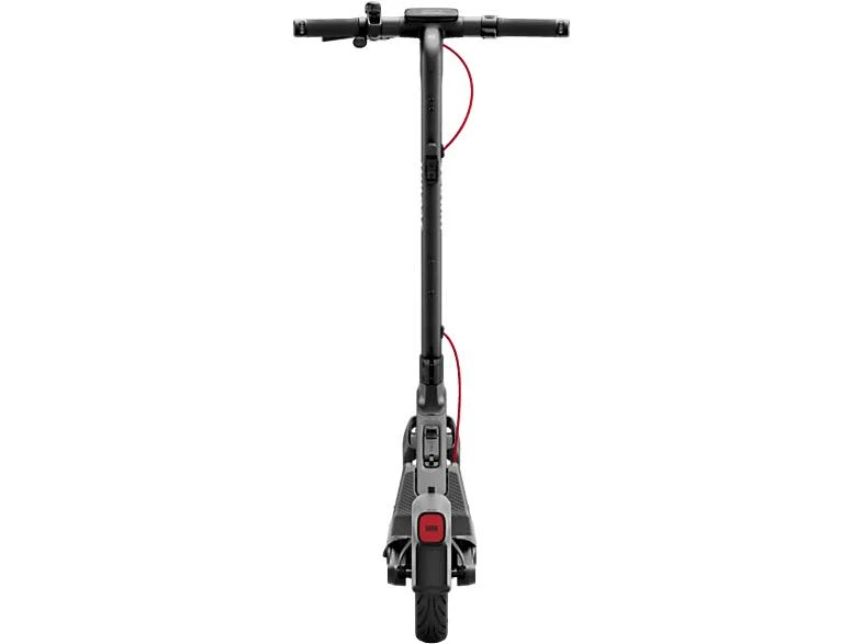 Un patinete eléctrico negro sobre fondo blanco. Tiene manillar, una potencia y una rueda trasera con cable rojo.