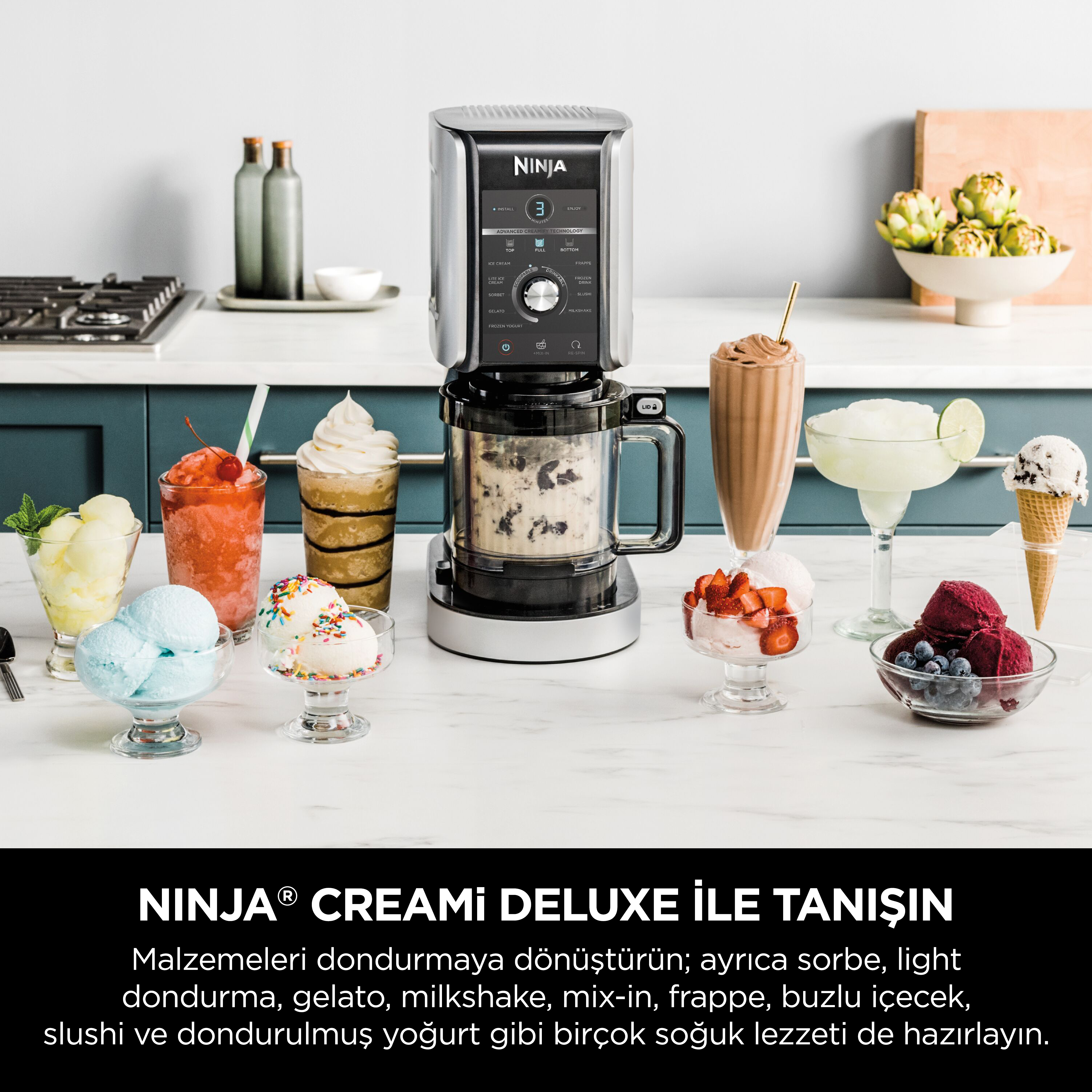 Çeşitli dondurulmuş tatlılarla bir Ninja Creami Deluxe makinesi. Dondurma, şerbet ve milkshake örnekleri düzenlenmiştir.