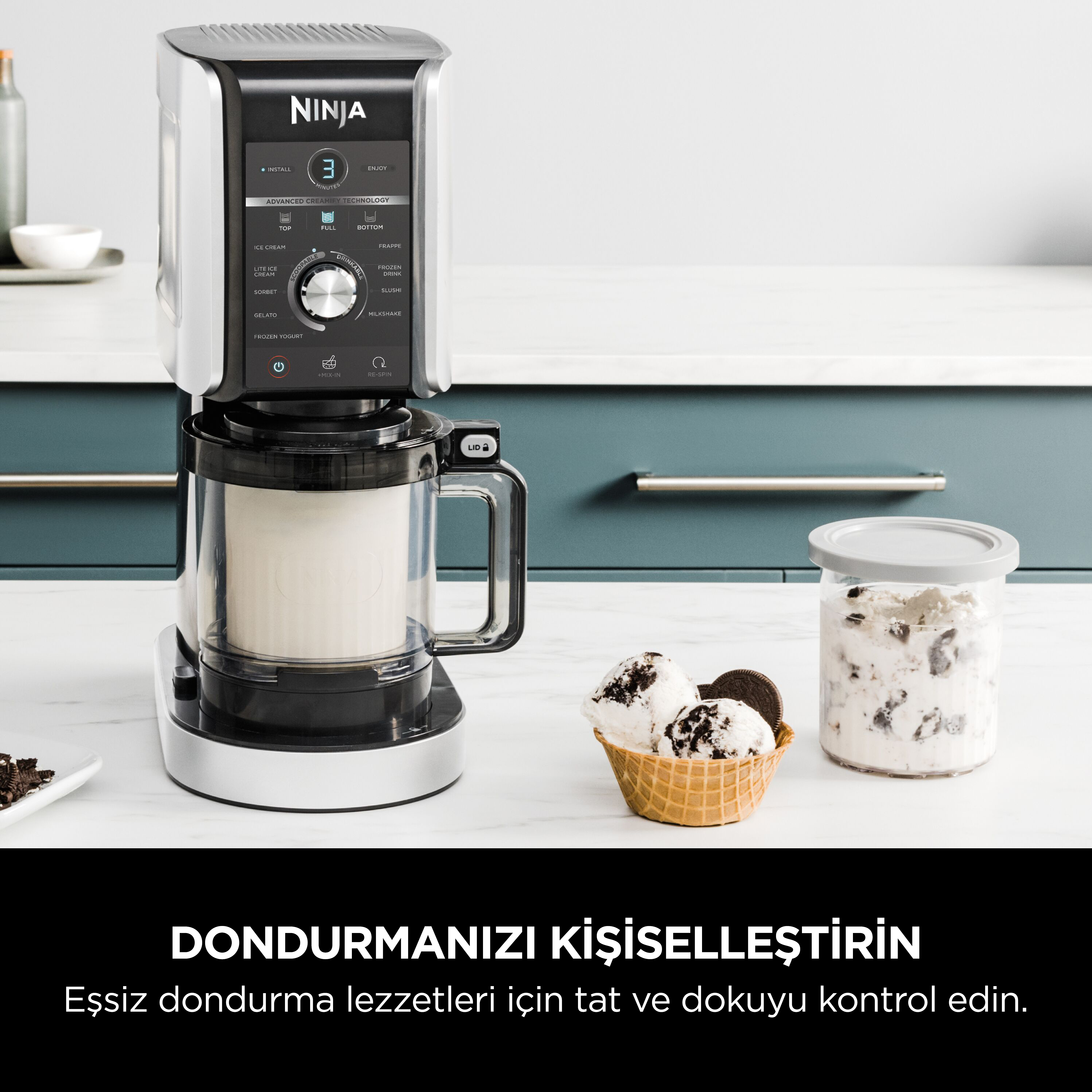 Ninja Creamify makinesi ve dondurma. Beyaz yüzeyde Oreo kurabiyeleri. Metin: Dondurmanızı kişiselleştirin.